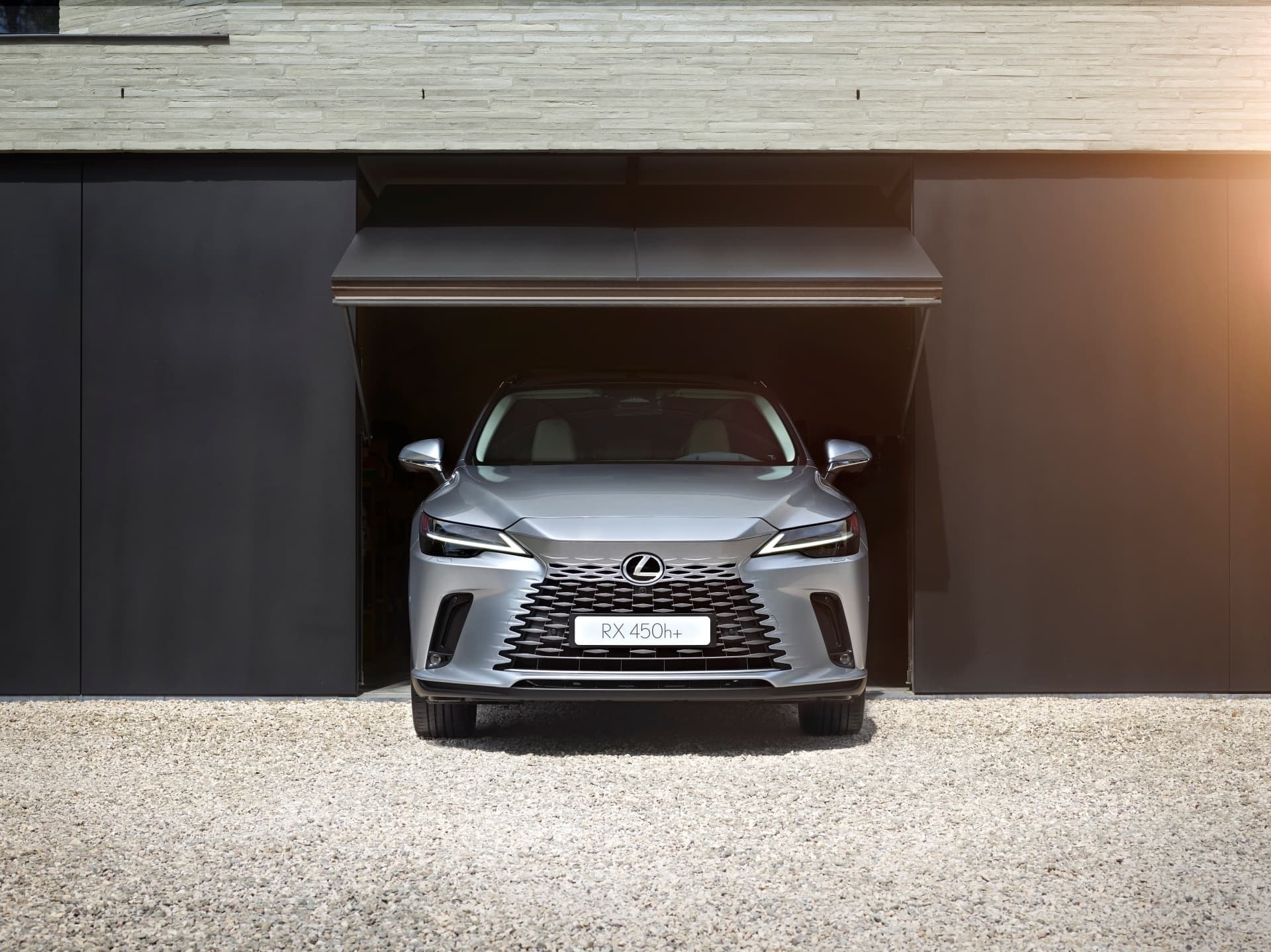 Imponente vista frontal del Lexus RX híbrido, destacando su parrilla.