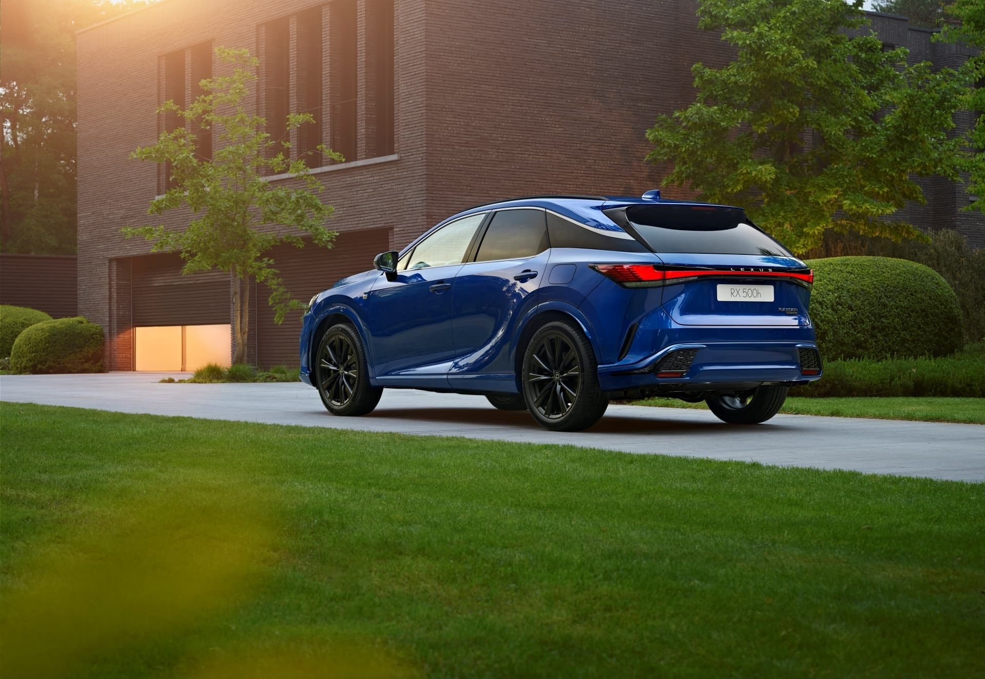 Lateral y parte trasera del Lexus RX híbrido resaltando su silueta y diseño aerodinámico.