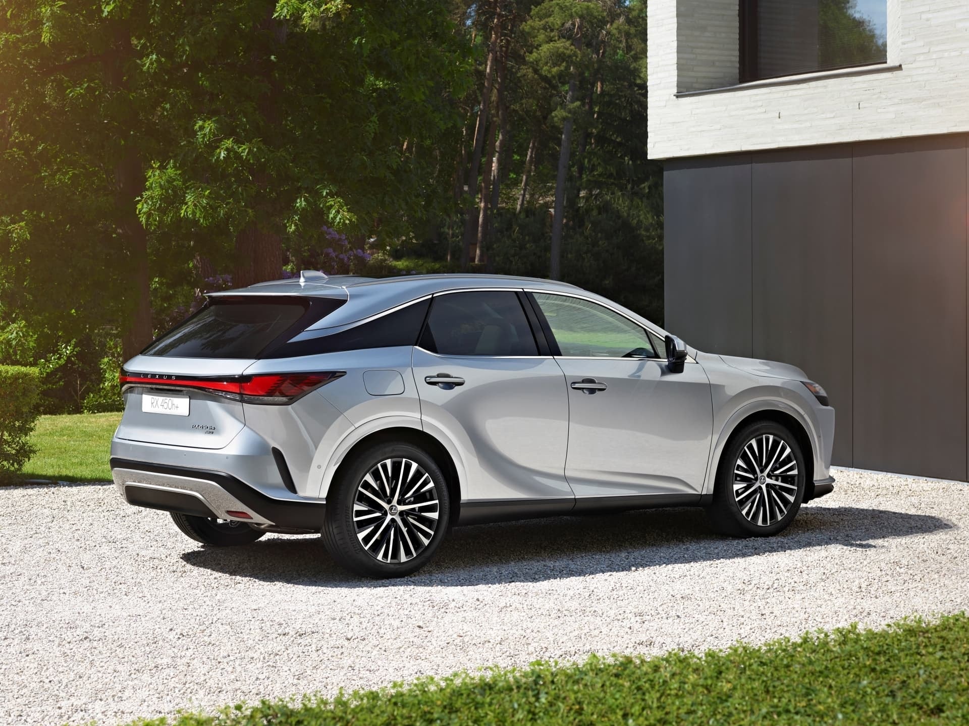 Vista frontal del Lexus RX híbrido, mostrando su parrilla destacada y faros LED.