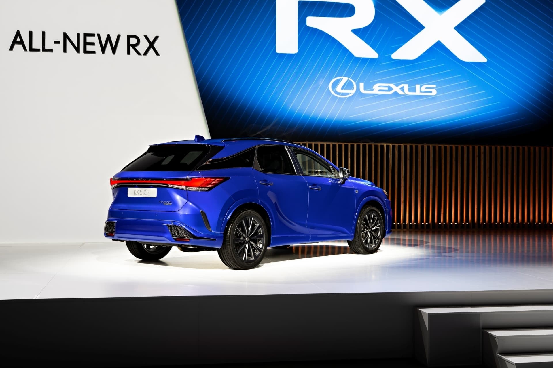 Perfil trasero del Lexus RX hibrido destacando su diseño.