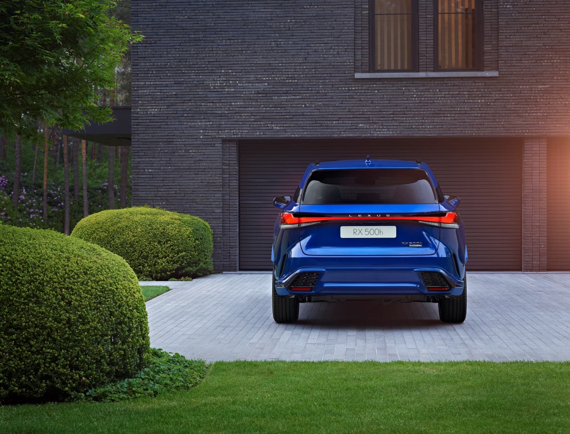 Vista trasera completa del Lexus RX híbrido.
