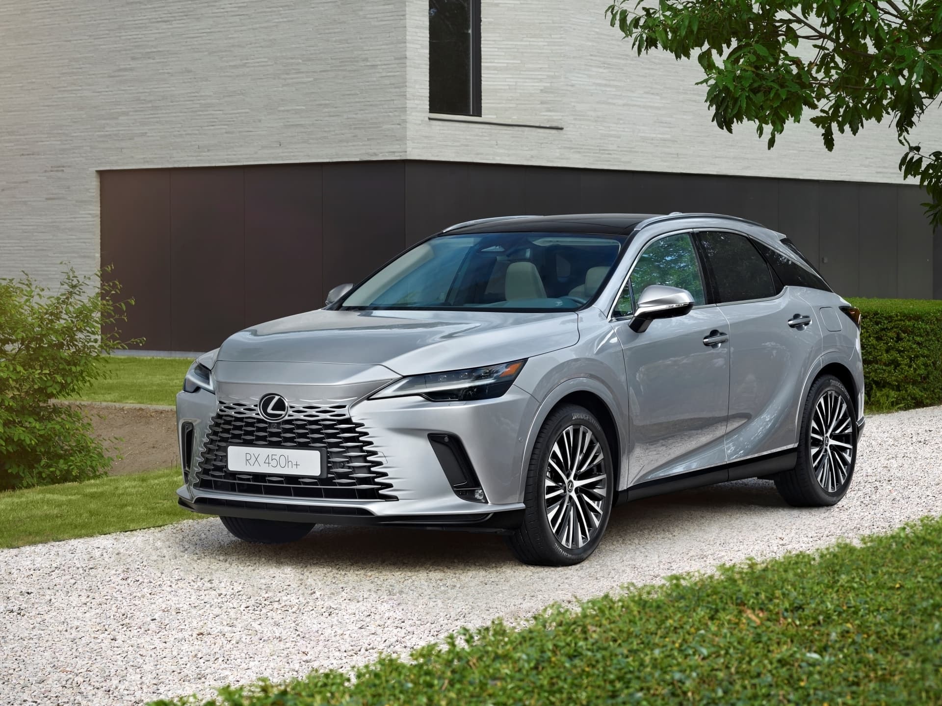 Frente y lateral del Lexus RX, combinando lujo y tecnología híbrida.