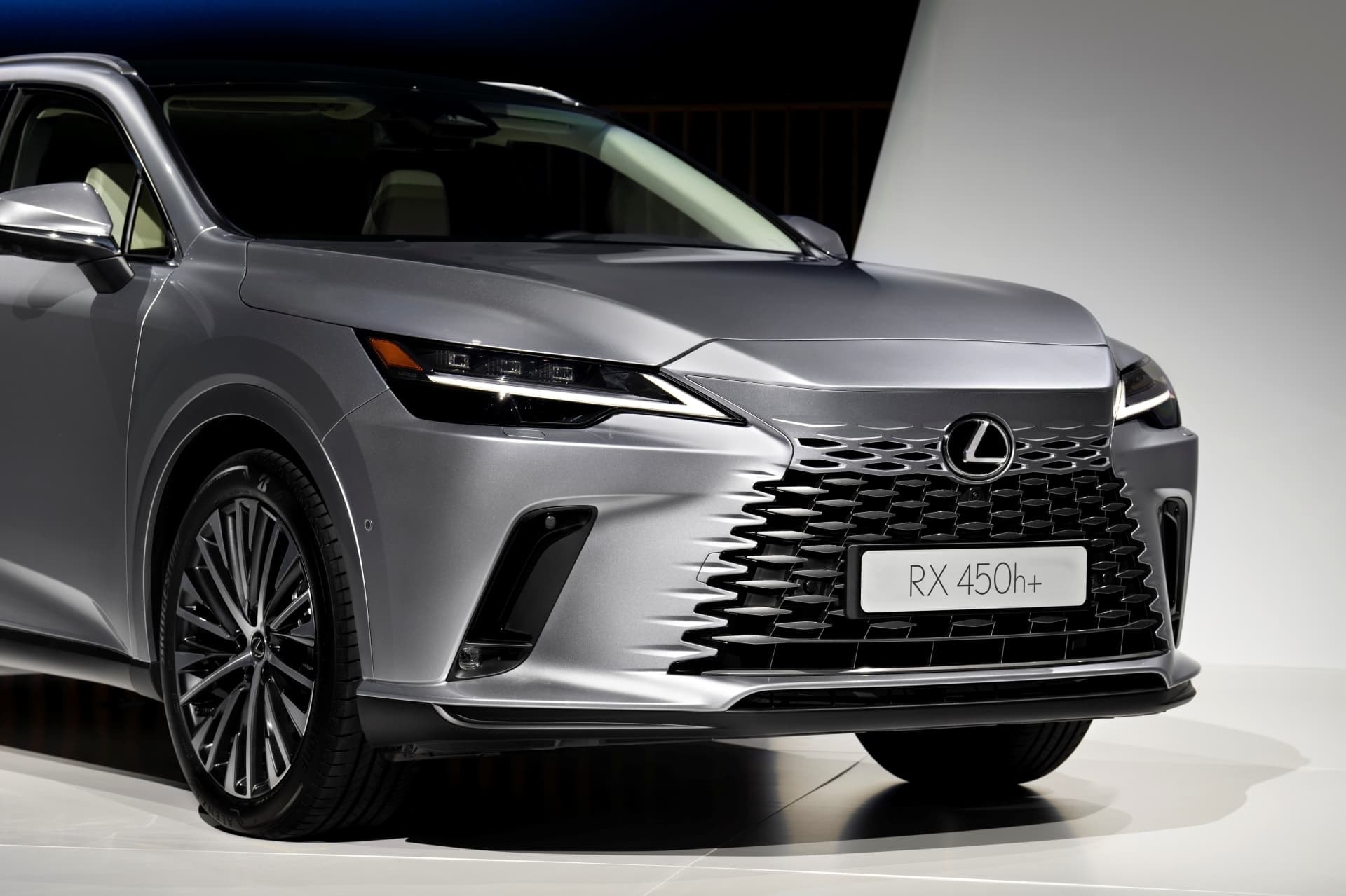 Frontal agresivo del Lexus RX híbrido con parrilla característica y ópticas LED.