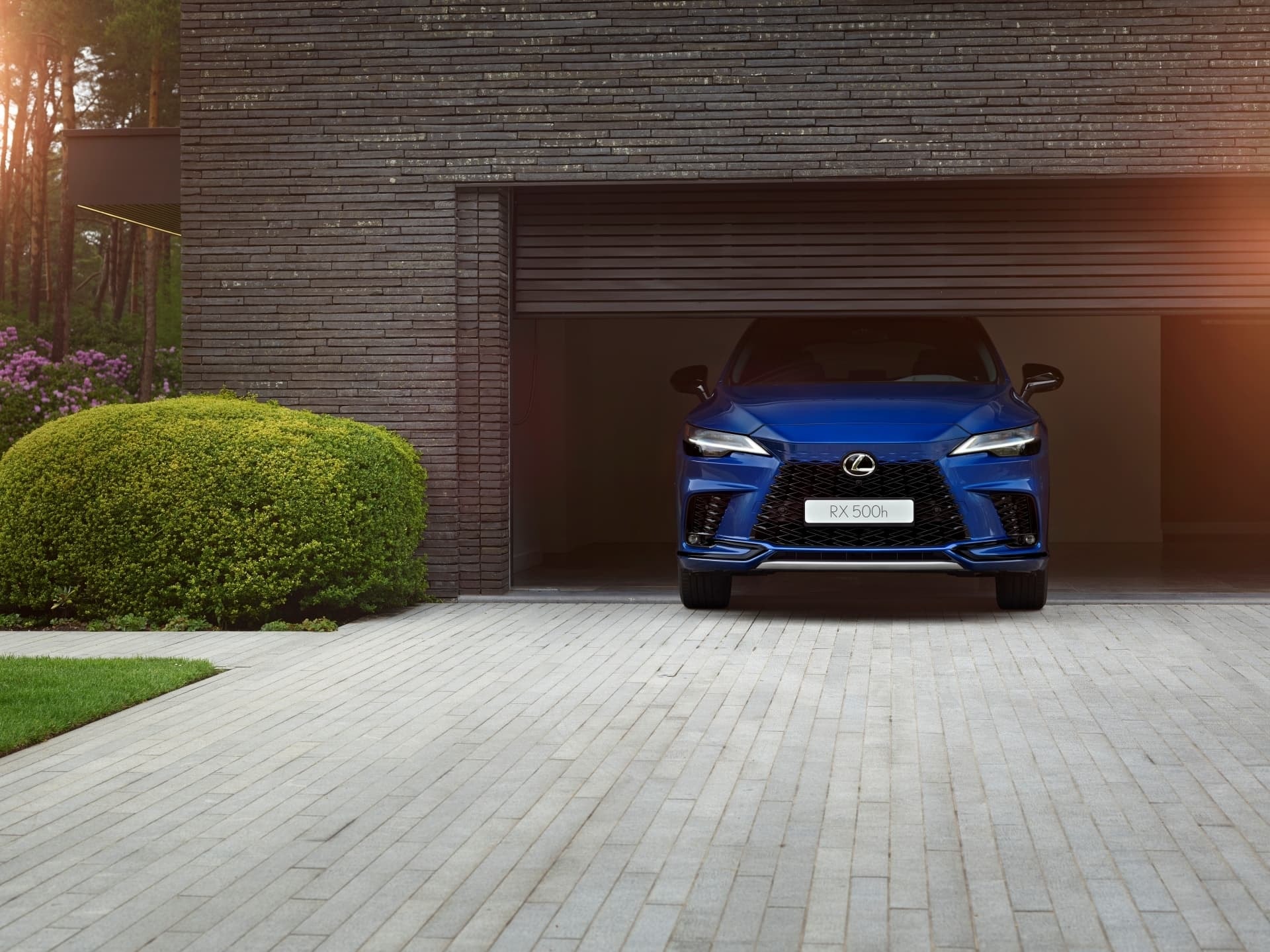 Frontal imponente del Lexus RX híbrido que muestra la firma lumínica y la parrilla Lexus.