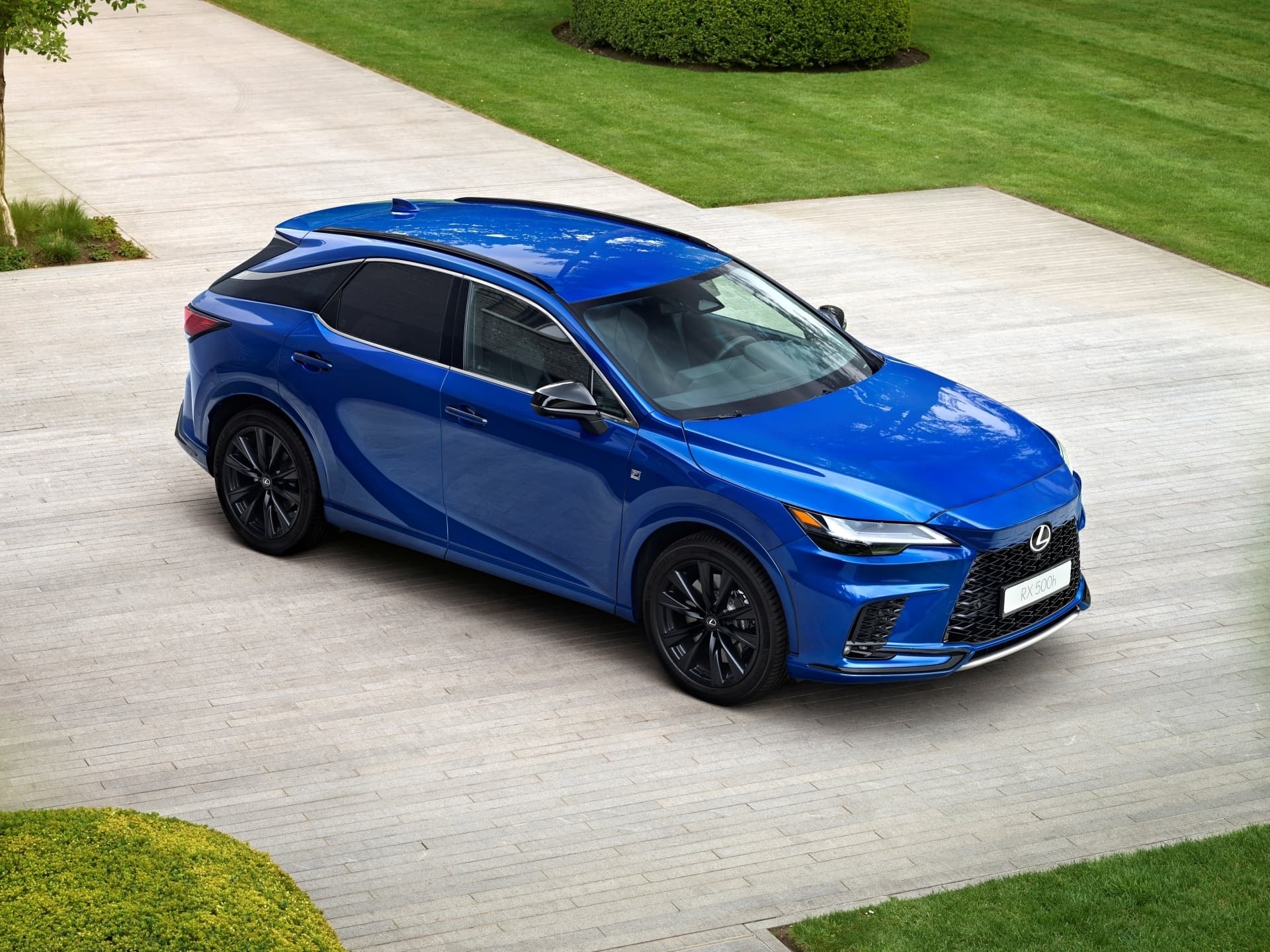 Vista aérea lateral del Lexus RX híbrido.