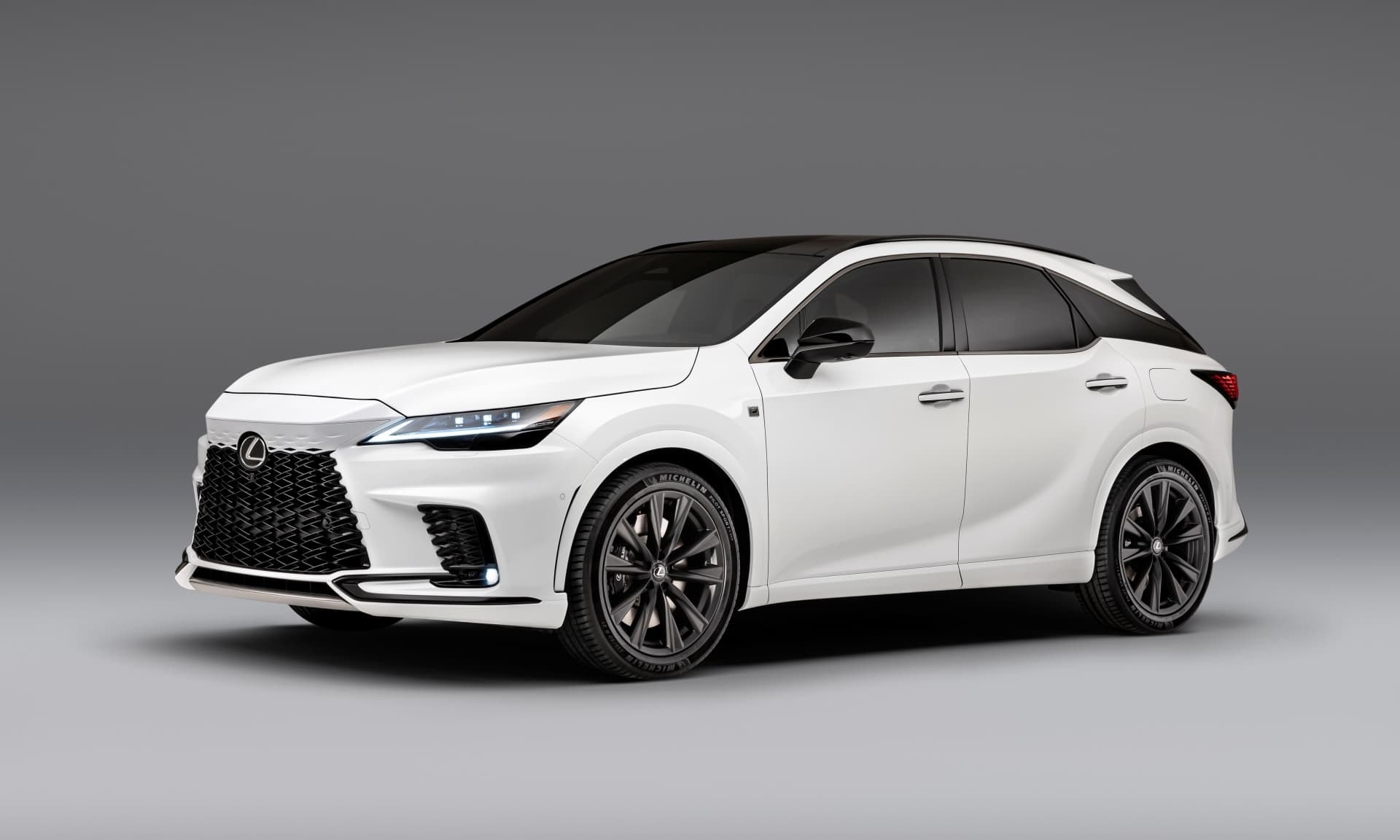 Imagen total del Lexus RX híbrido, mostrando su diseño premium y moderno