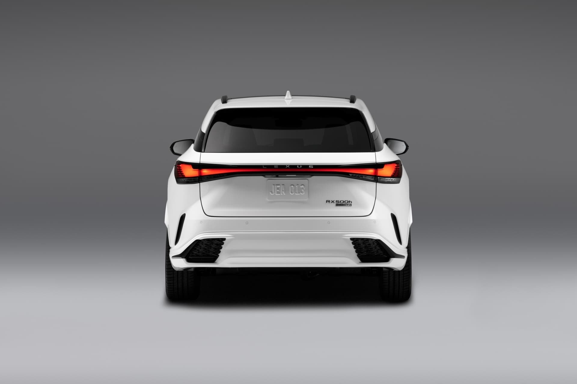 Imagen trasera del Lexus RX híbrido mostrando sus líneas y luces traseras.