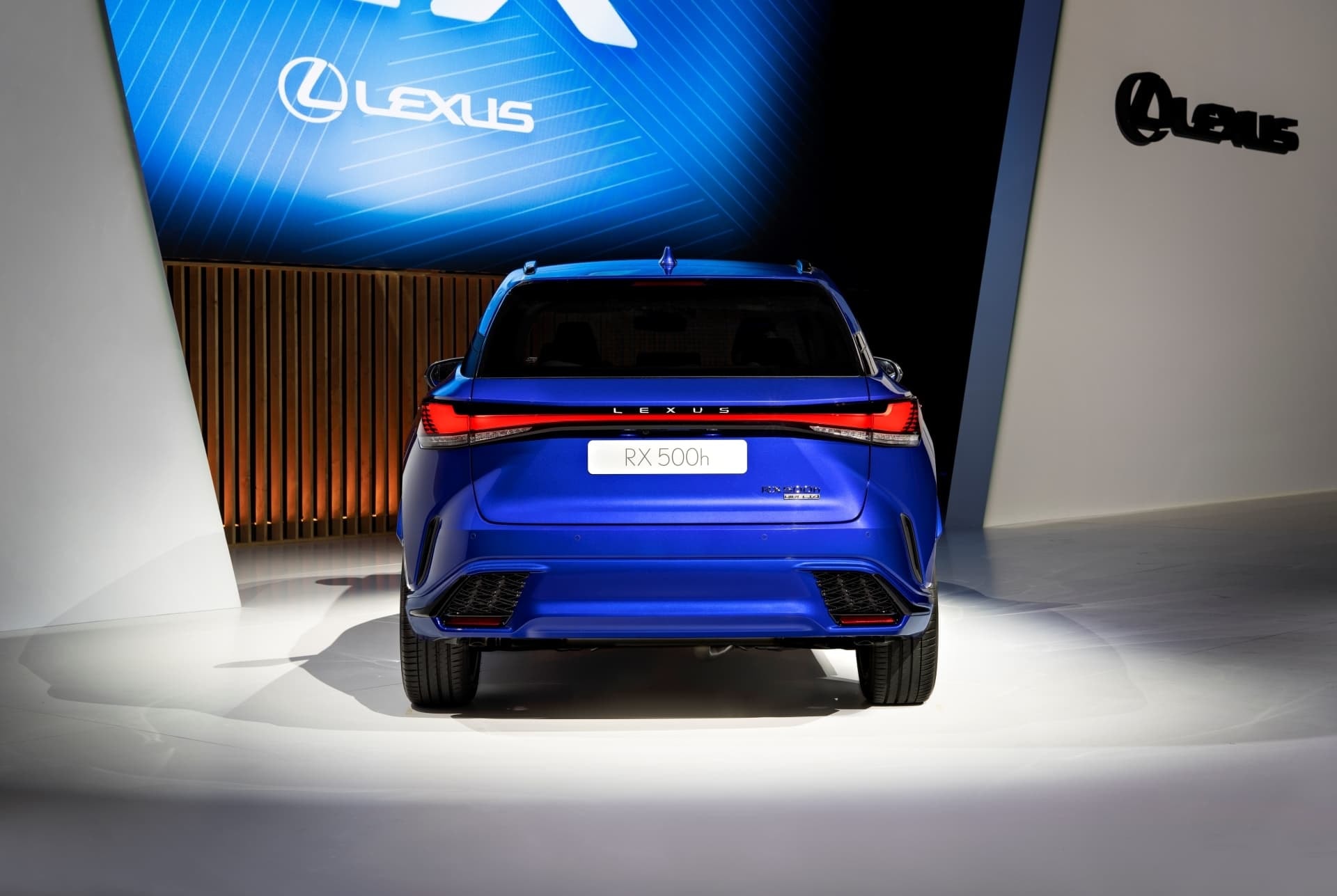 Detalle trasero del RX híbrido con iluminación de evento.