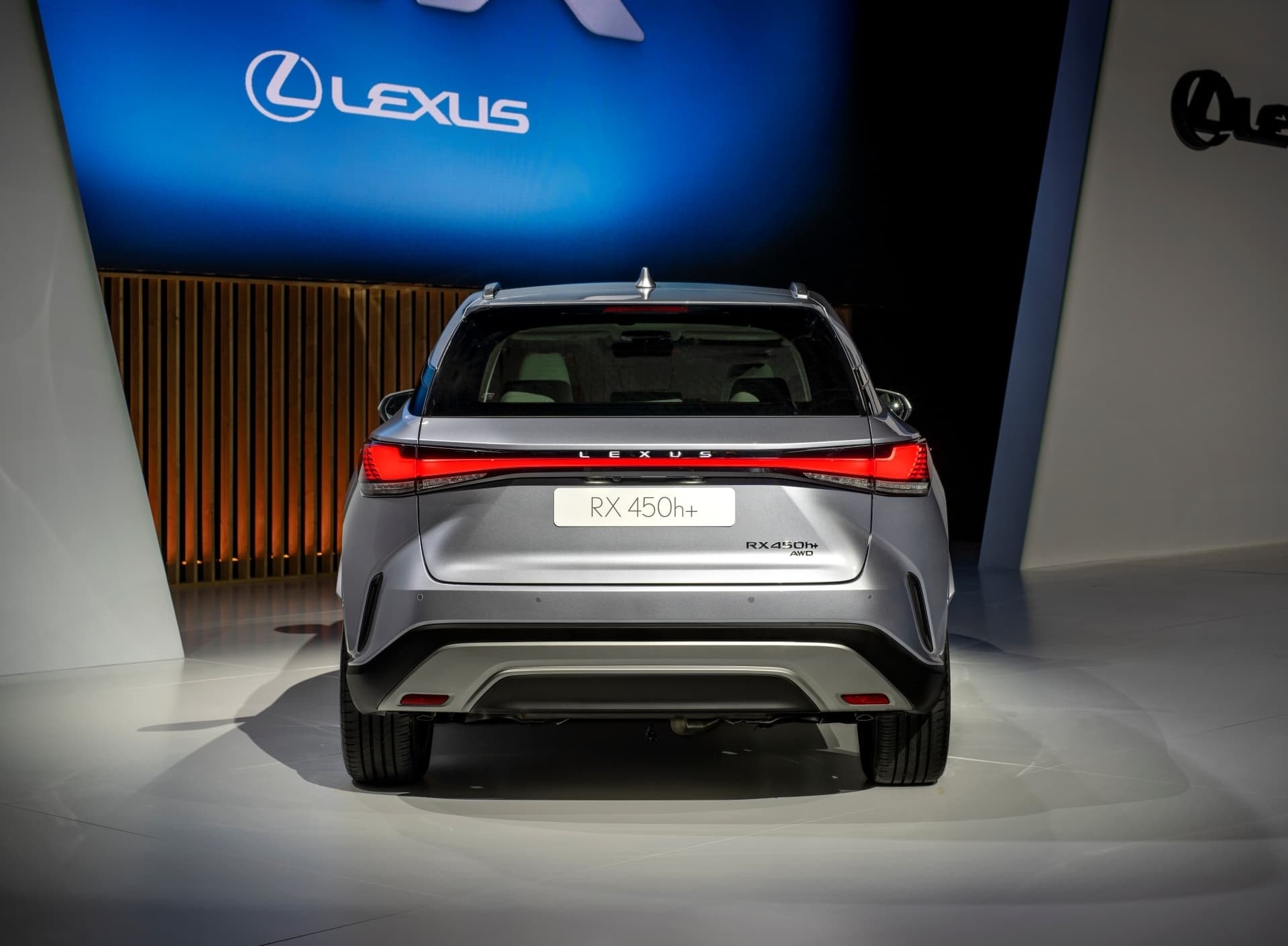 Vista trasera del Lexus RX híbrido, destacando líneas y diseño de faros.