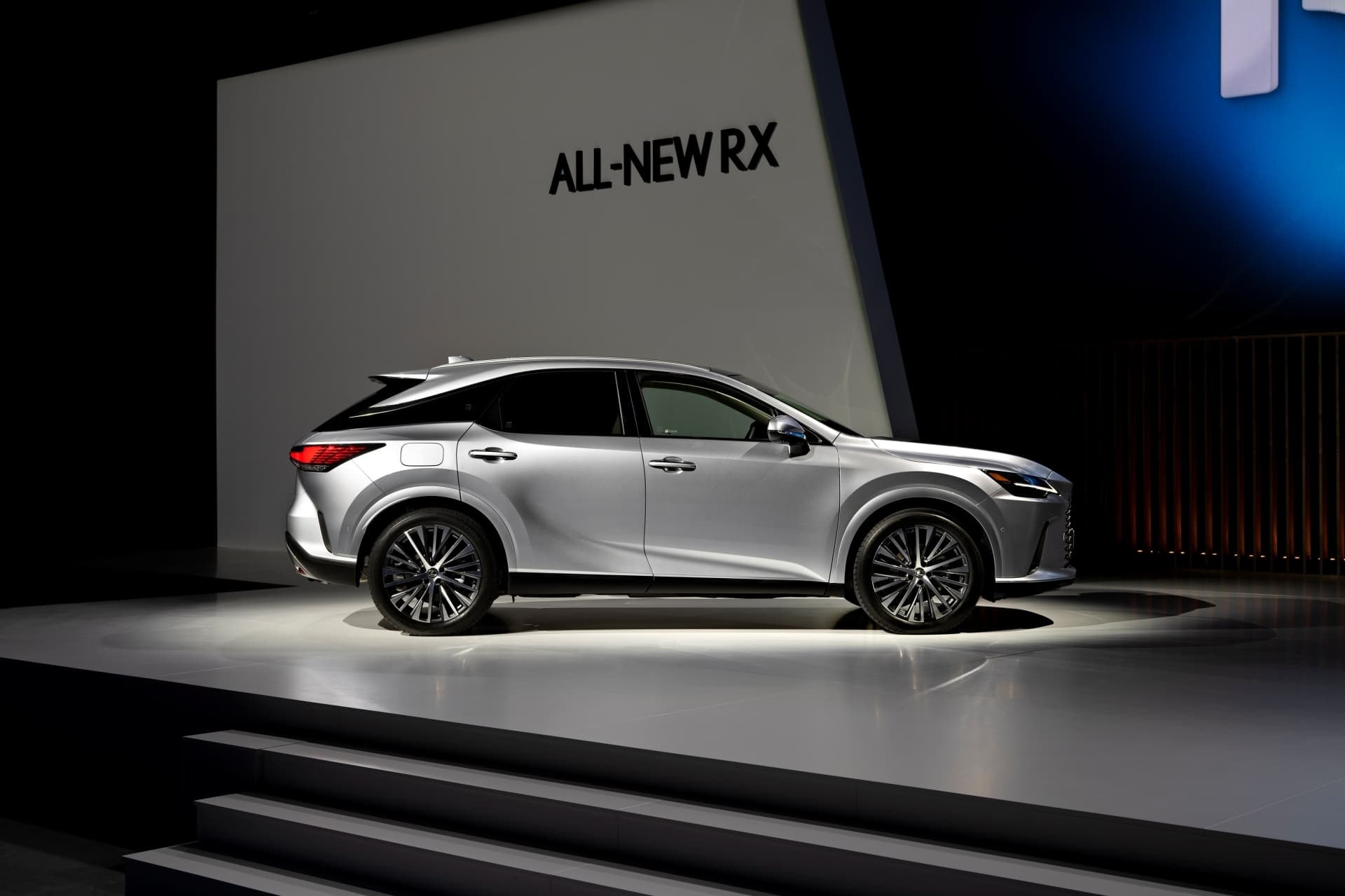 Perfil lateral del Lexus RX híbrido durante su presentación.