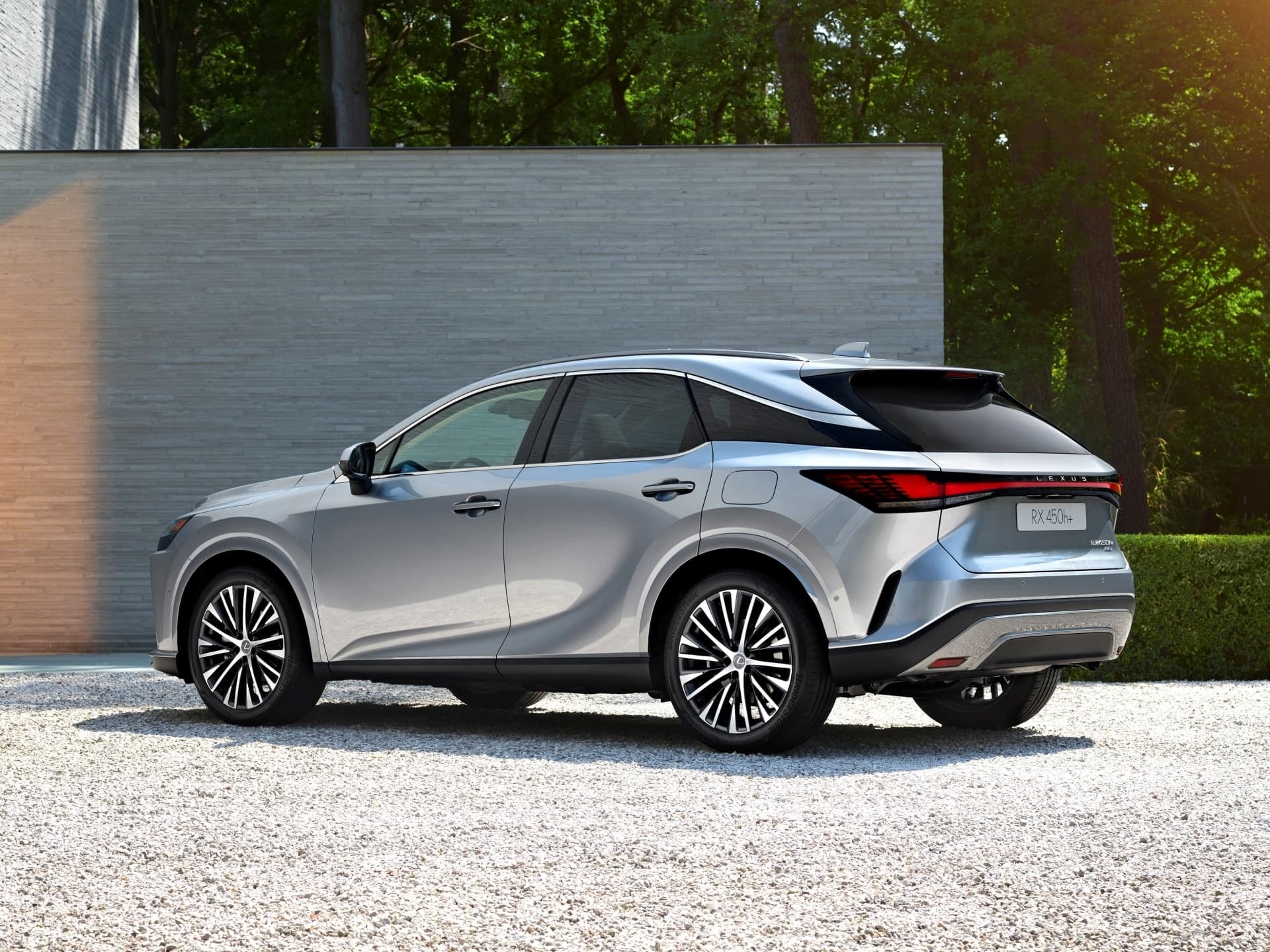 Perfil lateral y trasero del Lexus RX resaltando su silueta deportiva.