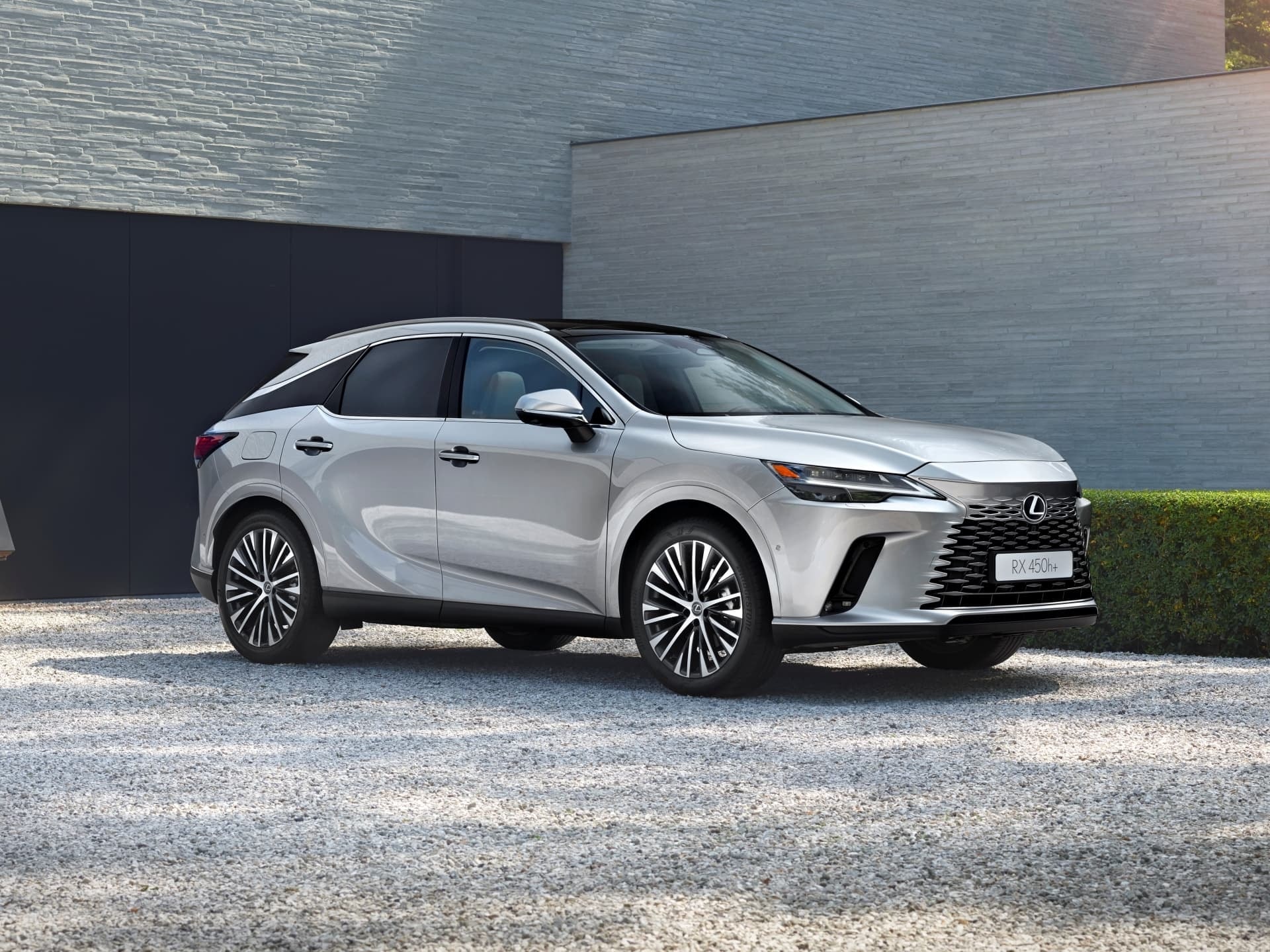 Vista lateral del Lexus RX híbrido resaltando su diseño dinámico.