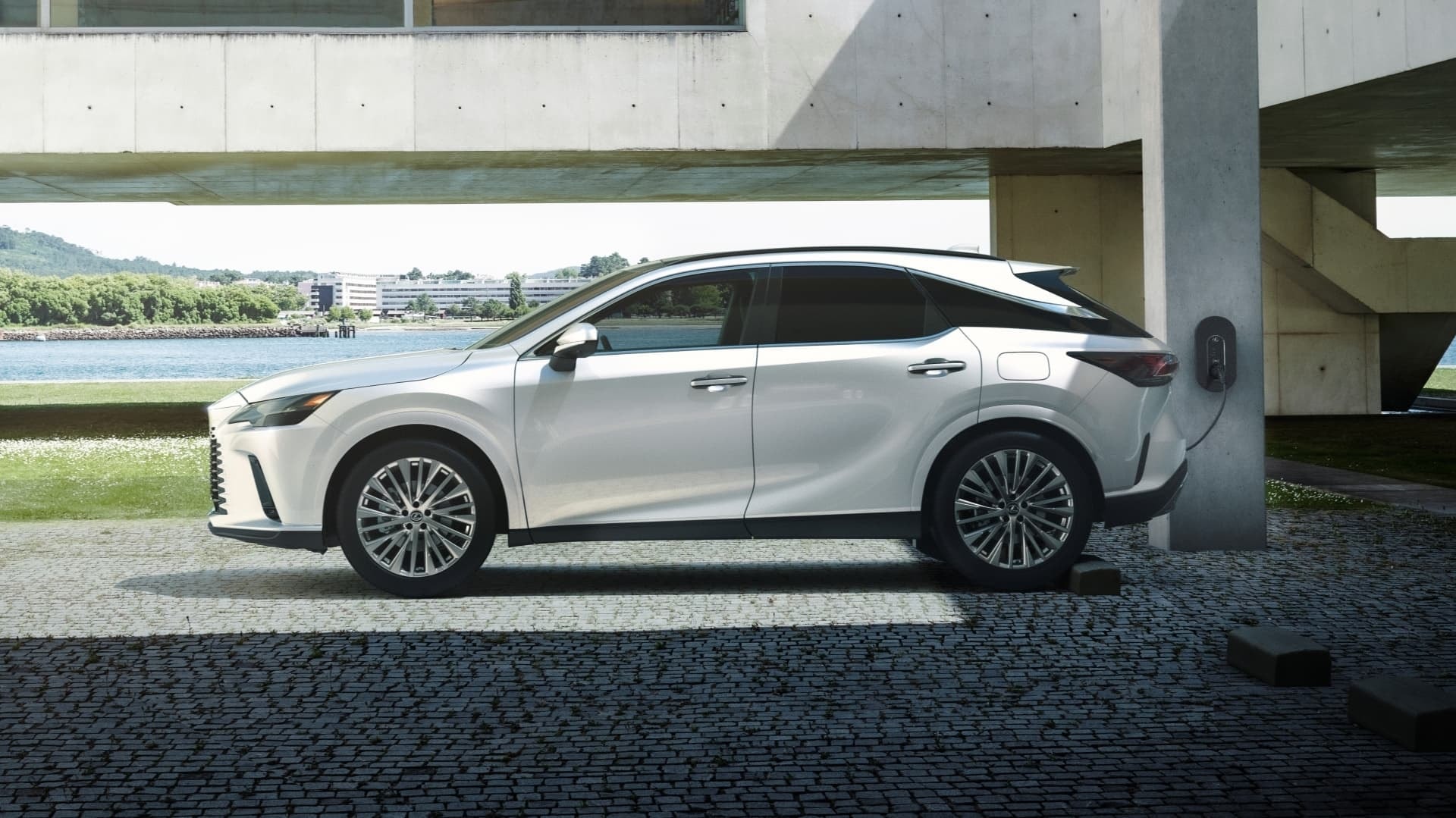 Perfil lateral del Lexus RX, mostrando su estilizada silueta en un entorno urbano