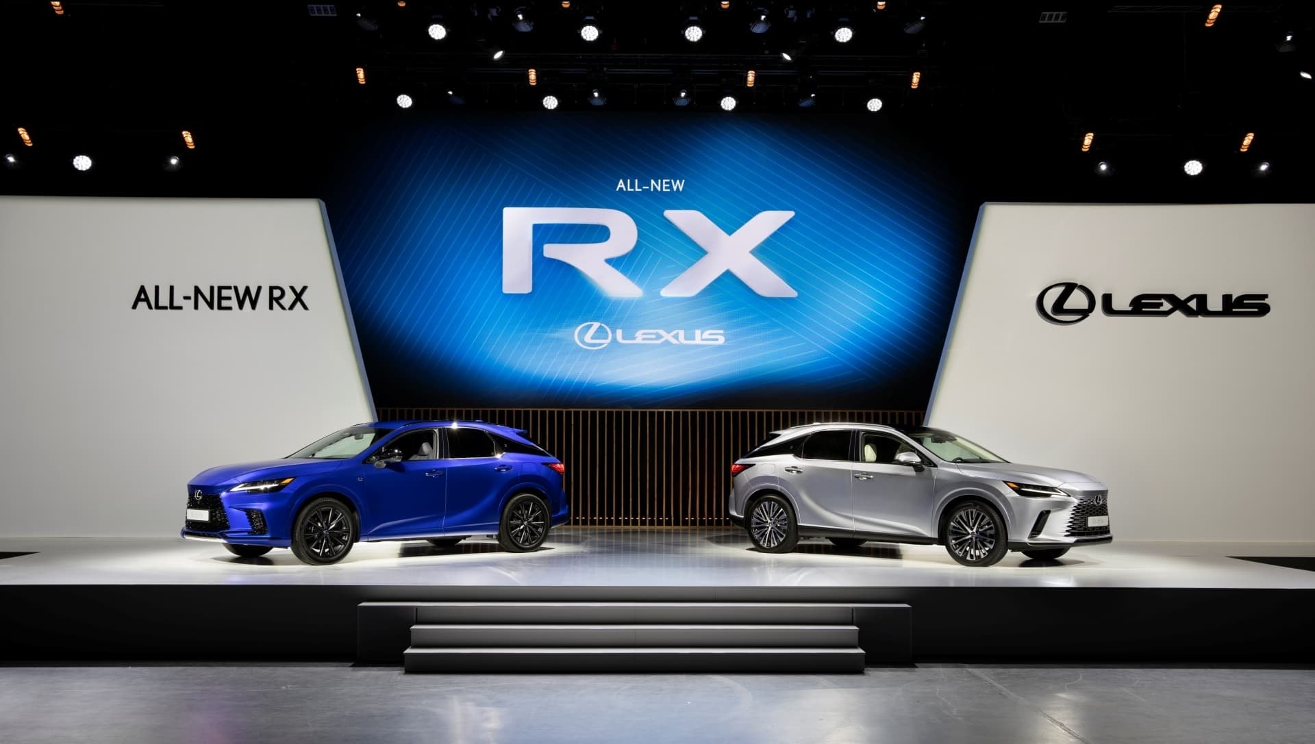 Vista del Lexus RX en presentación, mostrando su diseño frontal y techo.