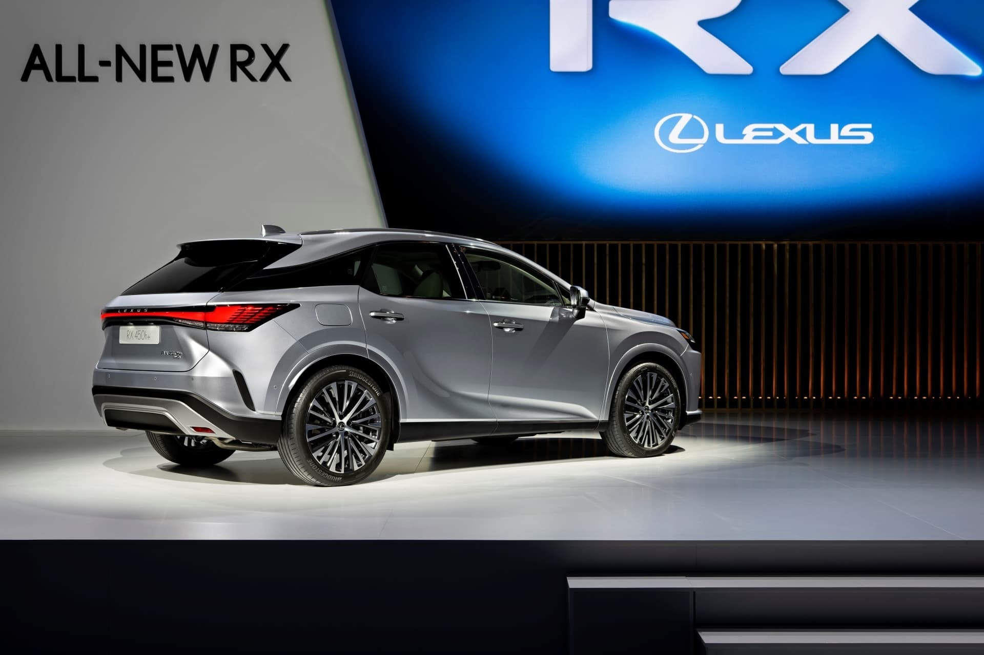 Trasera y lateral del Lexus RX mostrando su diseño fluido y moderno.