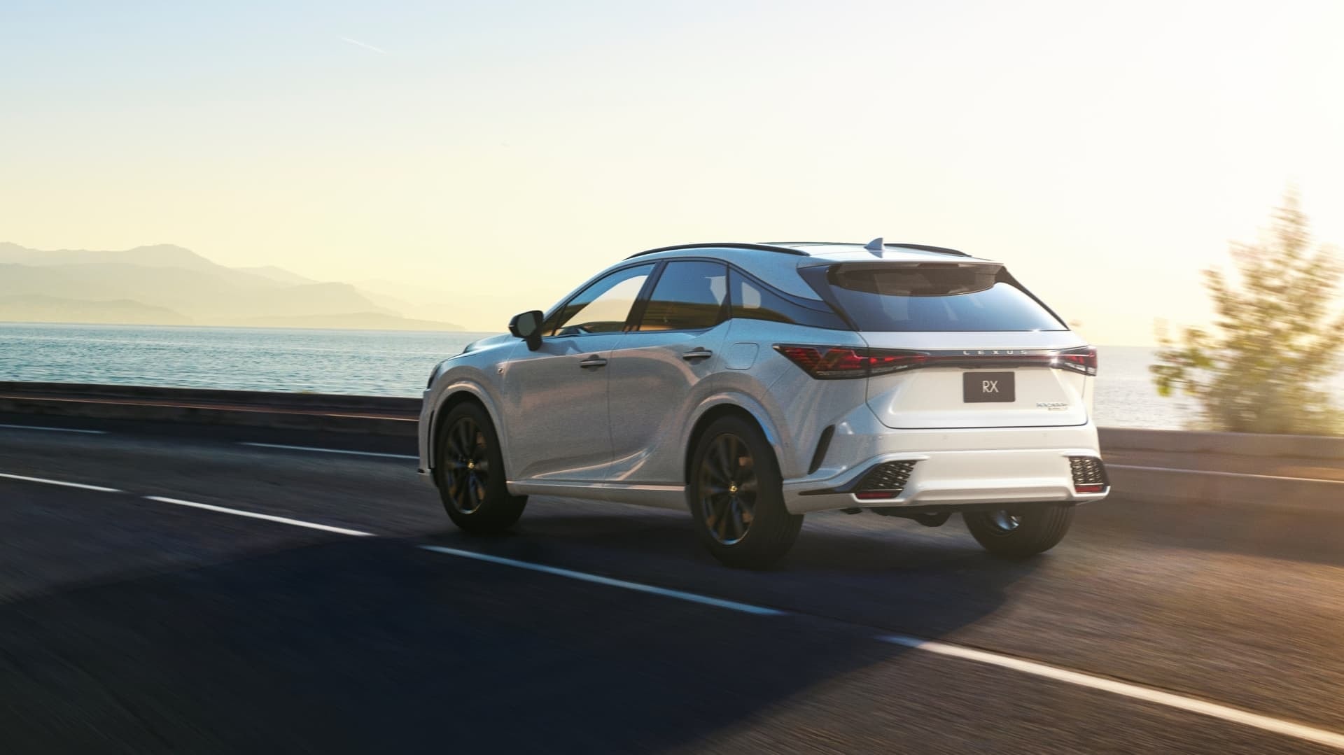 Vista trasera y lateral que muestra las líneas deportivas del Lexus RX