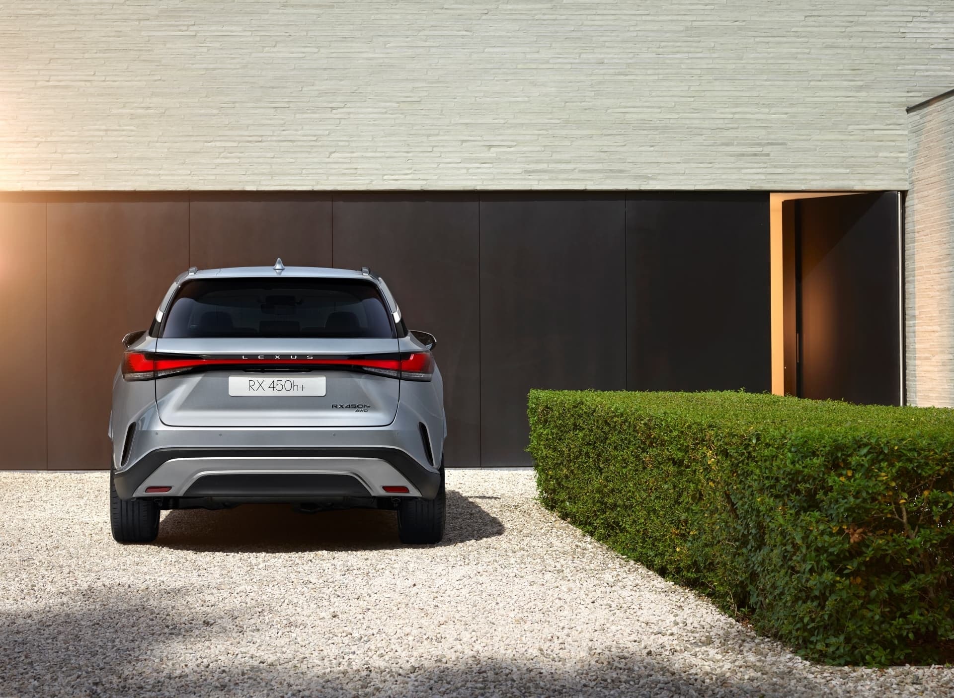 Trasera sobria del Lexus RX híbrido mostrando un diseño limpio y moderno.