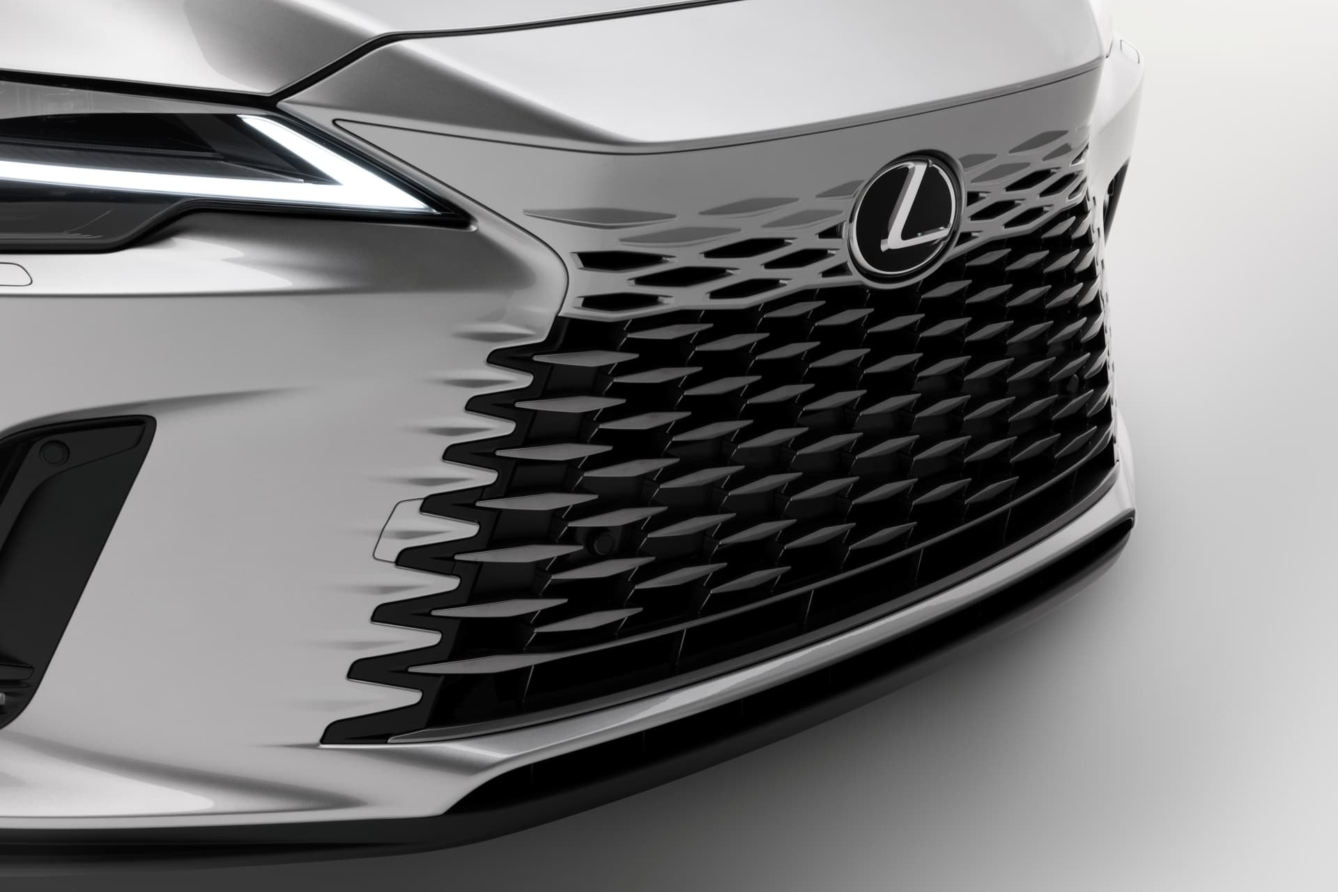 Parrilla delantera de diseño agresivo característica de Lexus.