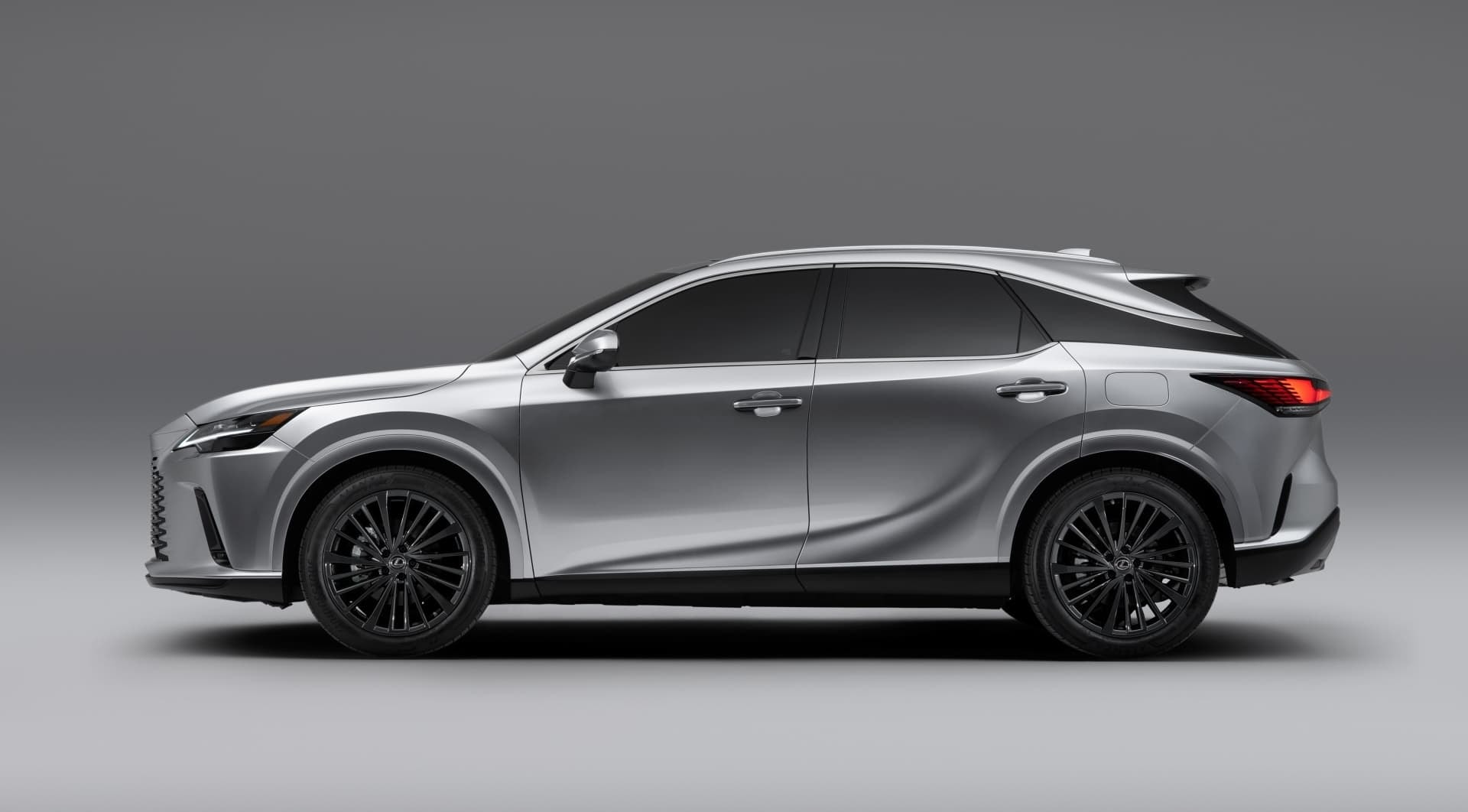 Perfil lateral del Lexus RX que muestra una elegante dinámica de diseño.