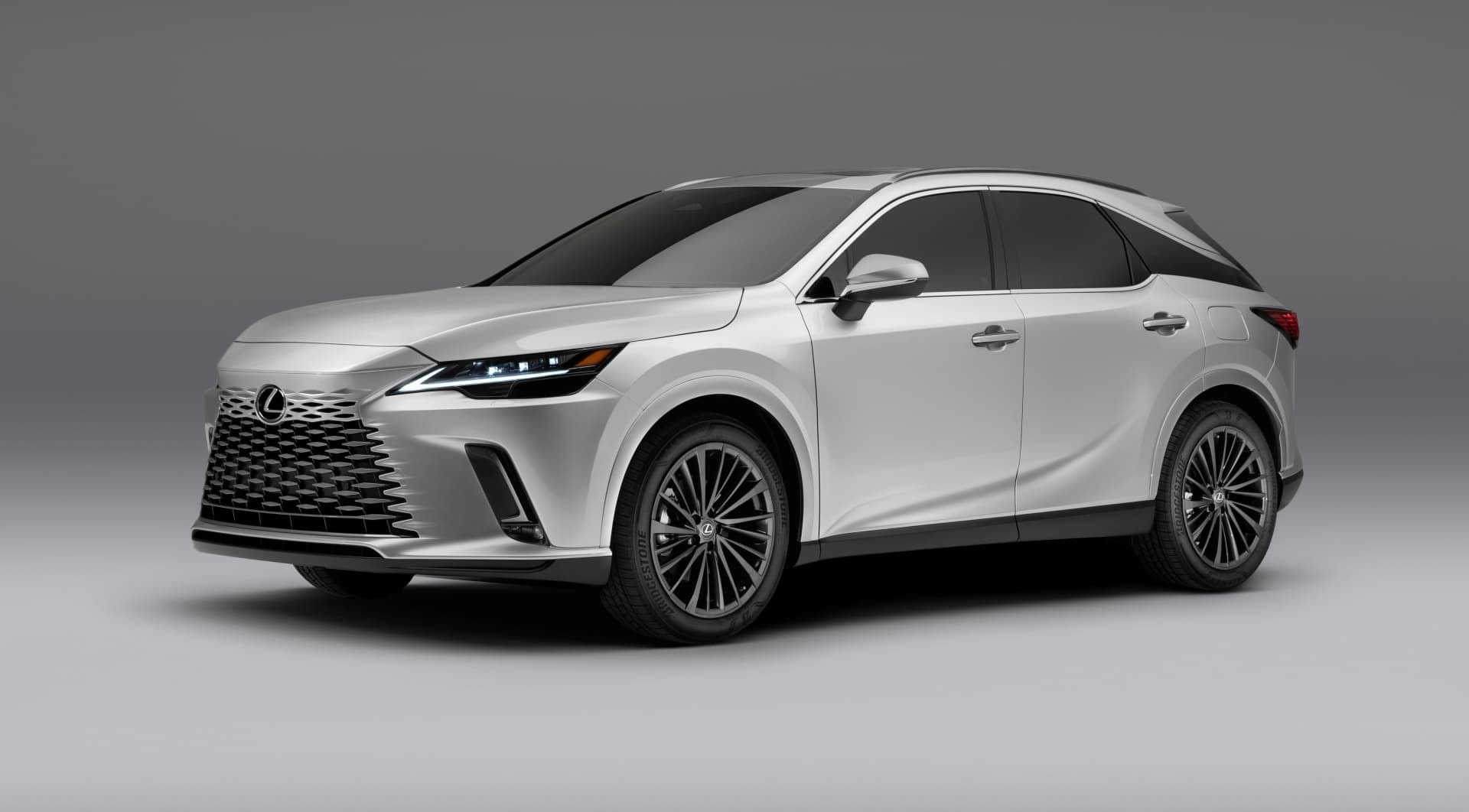 Vista completa del Lexus RX que muestra su diseño frontal y lateral.