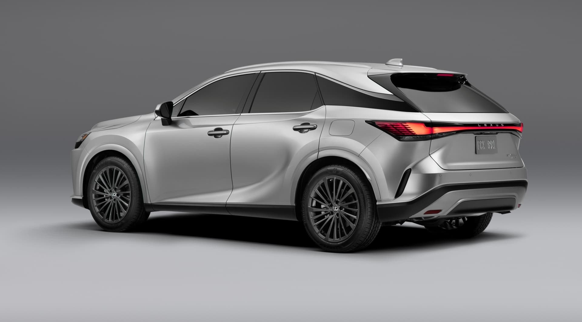 Vista trasera y lateral del Lexus RX destacando su diseño y proporciones.