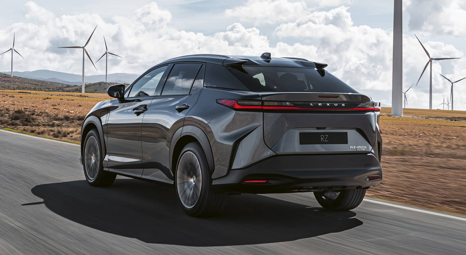 Imagen en movimiento de la trasera del Lexus RZ eléctrico.