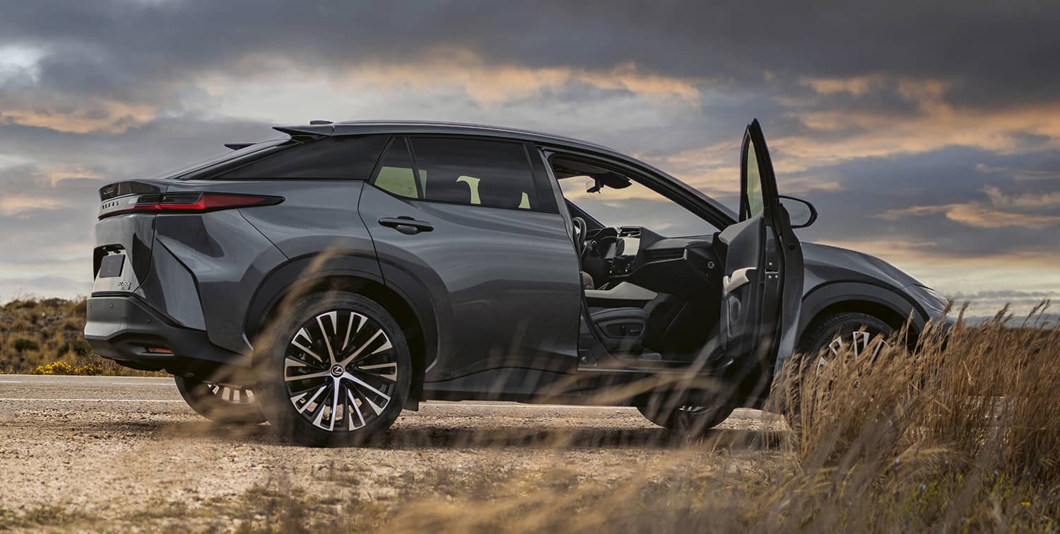 Lexus RZ con puertas abiertas mostrando la accesibilidad en terreno accidentado.