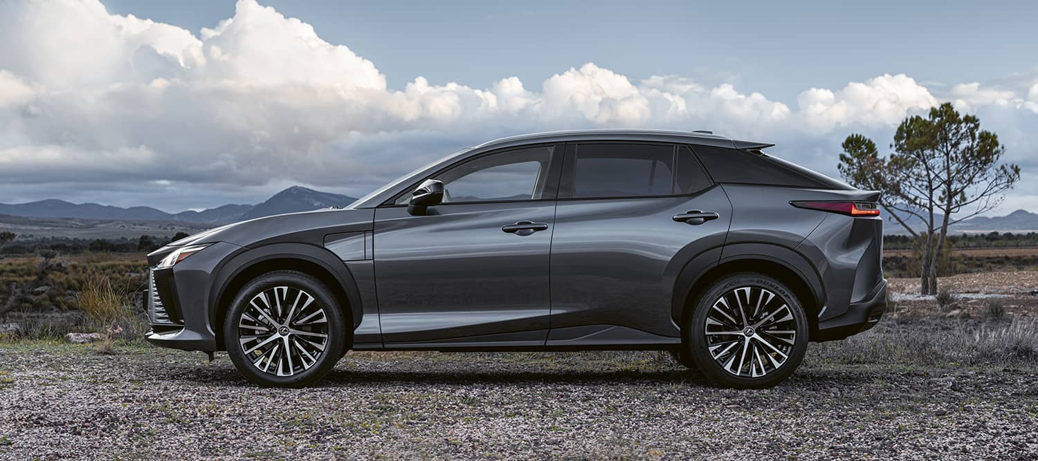 Perfil del Lexus RZ eléctrico destacando su diseño aerodinámico.