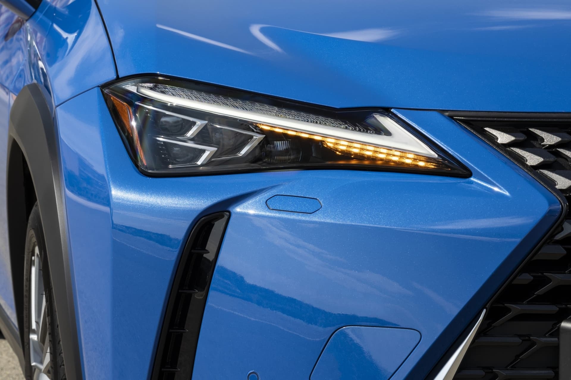 Detalle de iluminación LED del Lexus UX, sinónimo de vanguardia.