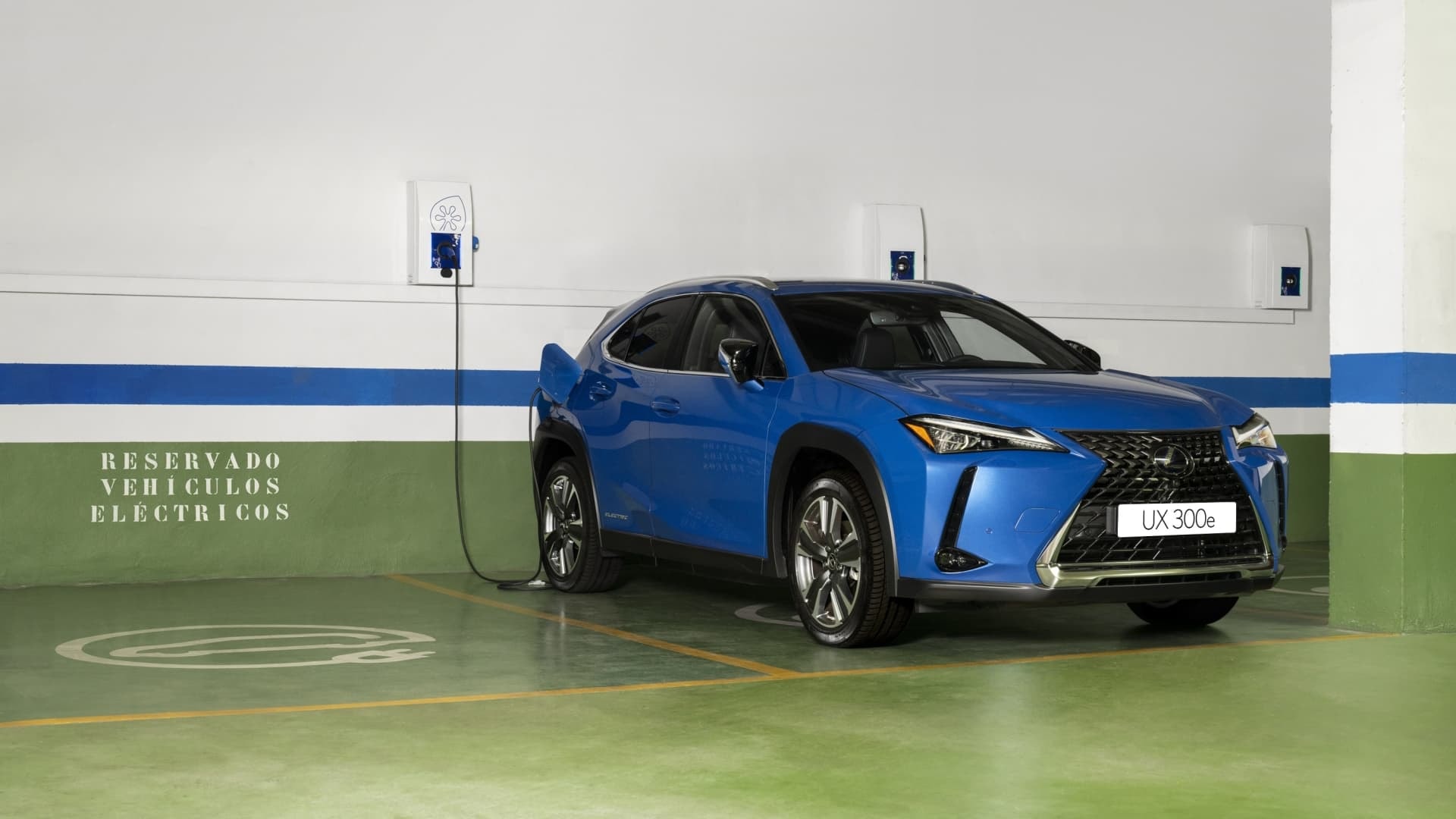 Lexus UX en estación de carga, combinando estilo y sostenibilidad.
