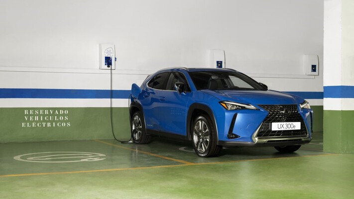 Lexus UX en estación de carga, combinando estilo y sostenibilidad. Lexus UX en estación de carga, combinando estilo y sostenibilidad.