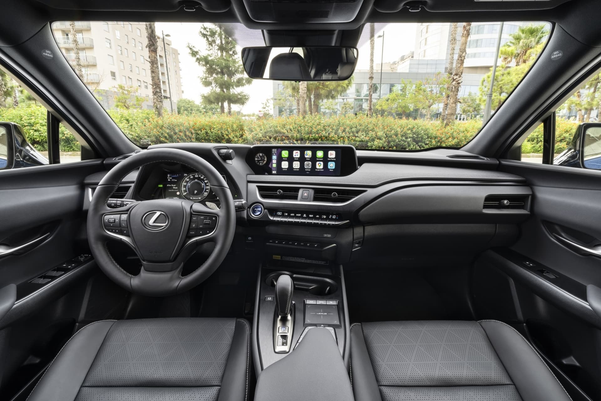 Cockpit del Lexus UX híbrido con acabados premium.