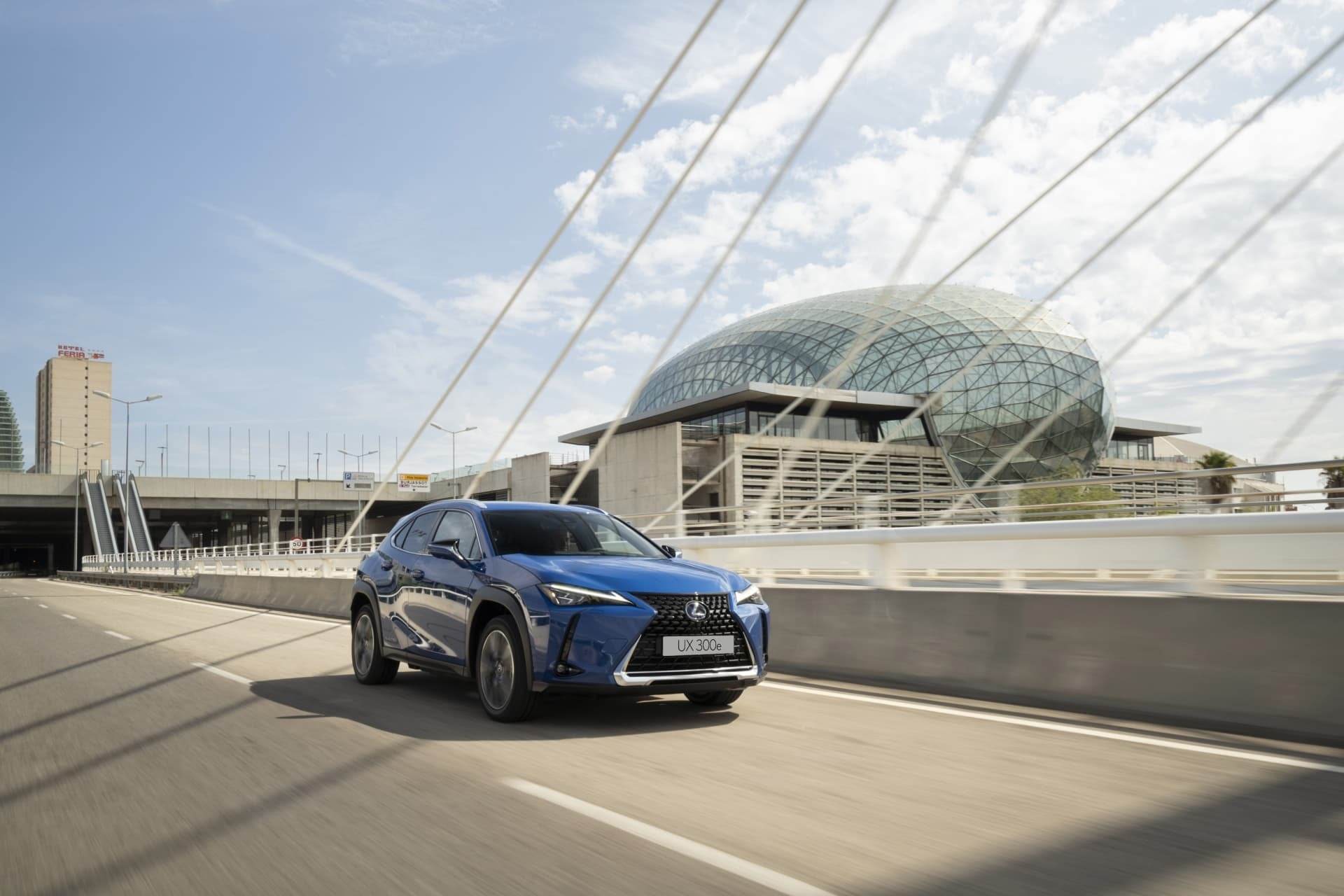 Lexus UX en movimiento, mostrando su dinamismo y diseño aerodinámico