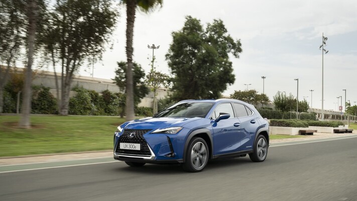 Lexus UX híbrido capturado en dinamismo y estética lateral.