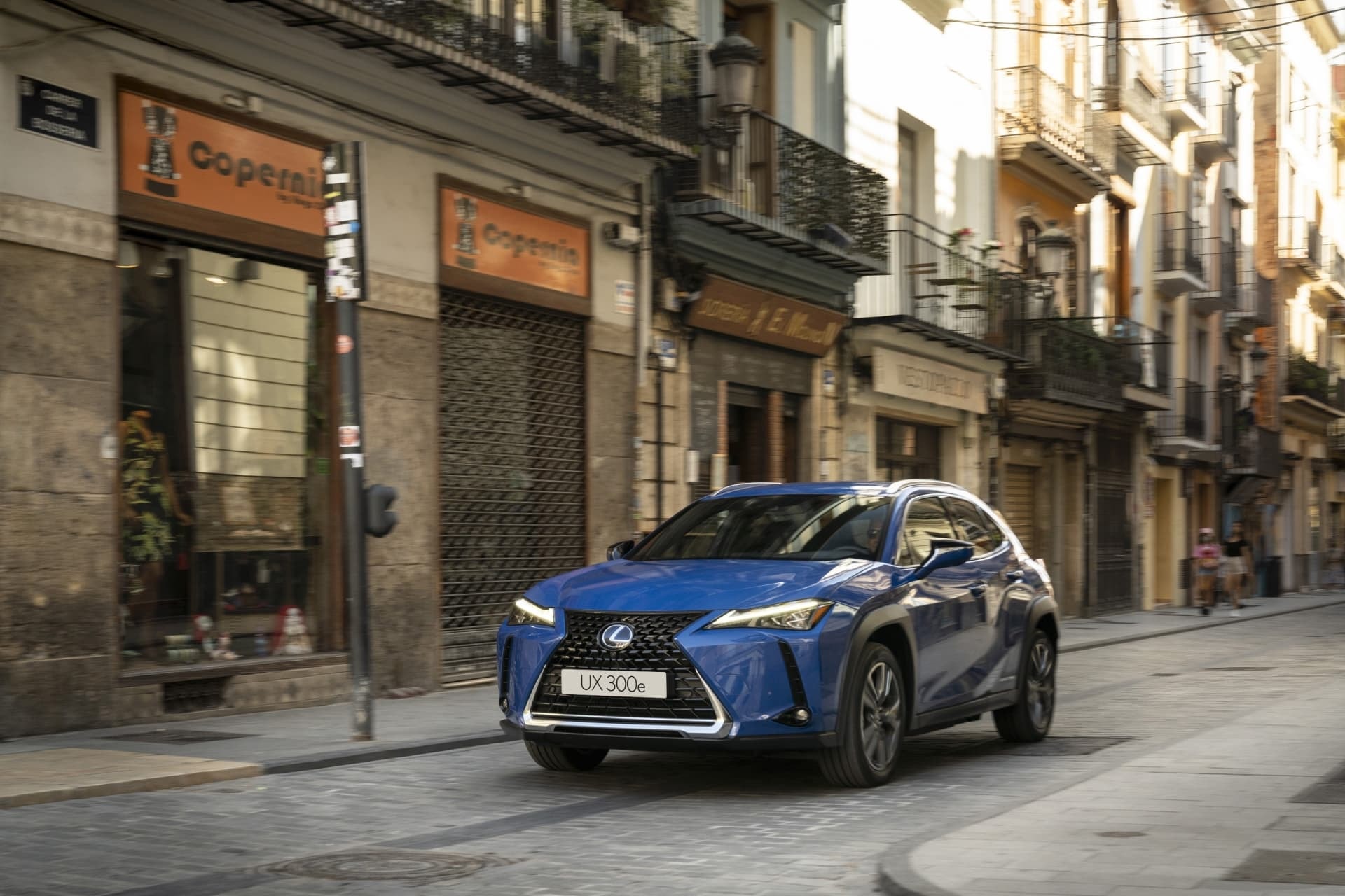 El Lexus UX híbrido en su hábitat natural, el paisaje urbano.