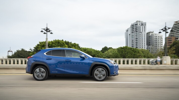 Diseño lateral del Lexus UX híbrido, reflejo de modernidad y líneas fluidas. Diseño lateral del Lexus UX híbrido, reflejo de modernidad y líneas fluidas.