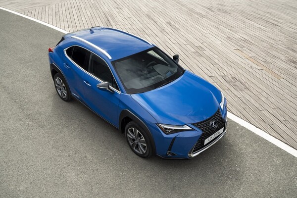 Toma aérea del Lexus UX híbrido mostrando techo y perfil lateral. Toma aérea del Lexus UX híbrido mostrando techo y perfil lateral.