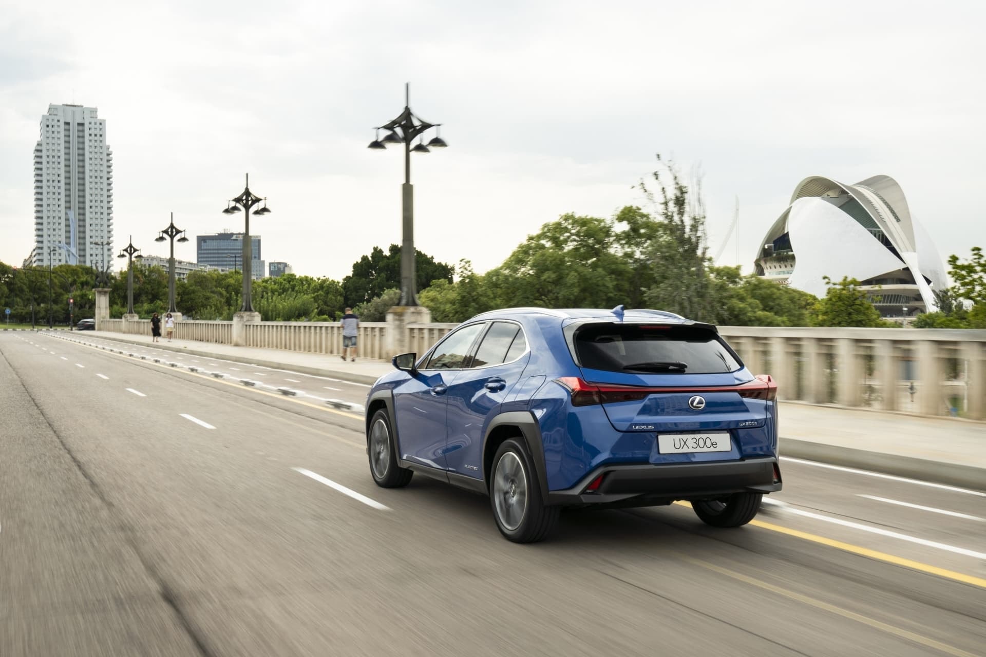 Vista trasera del Lexus UX híbrido destacando su diseño y aerodinámica.