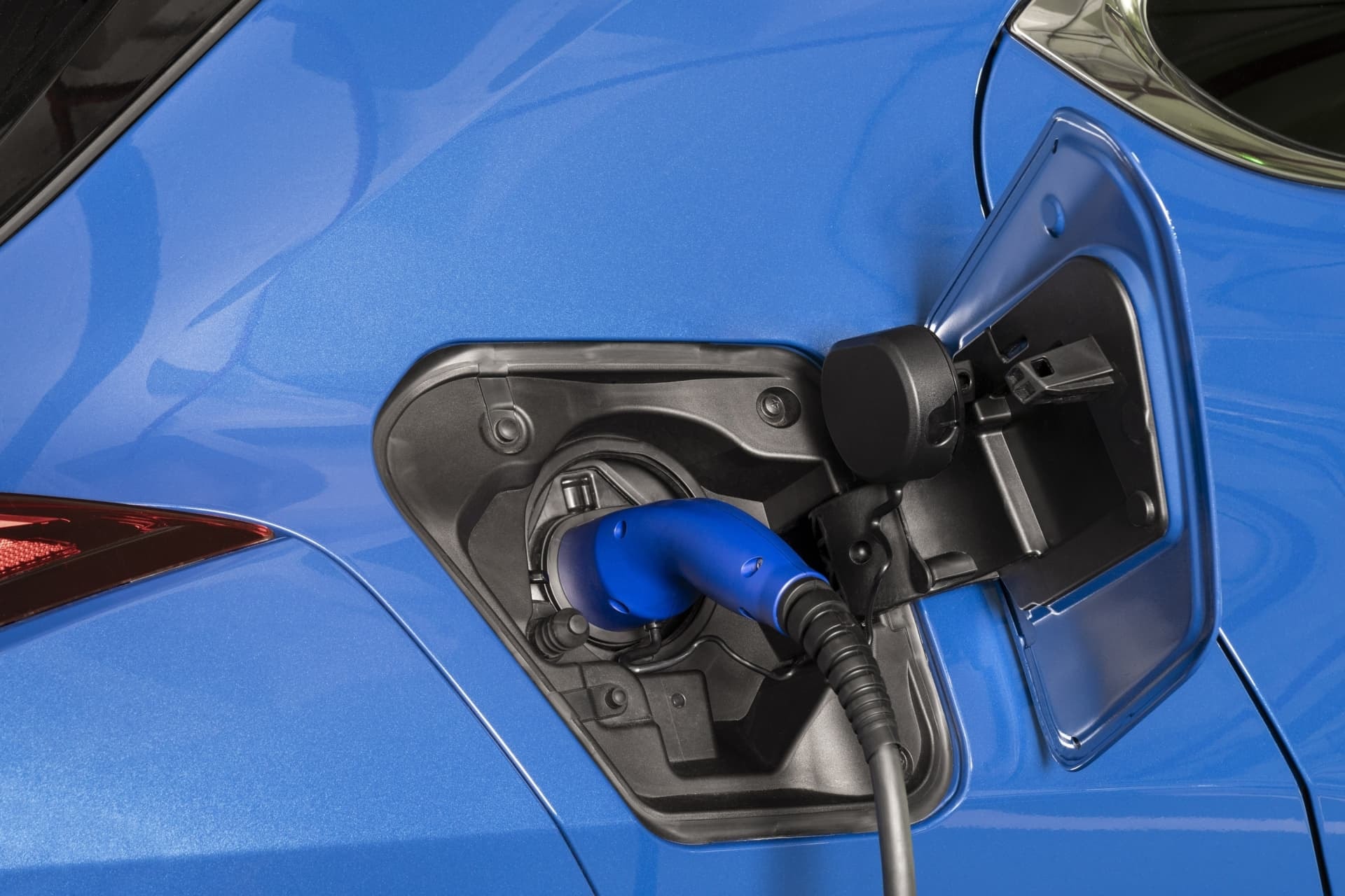 Toma de carga del Lexus UX híbrido, imprescindible para la movilidad sostenible