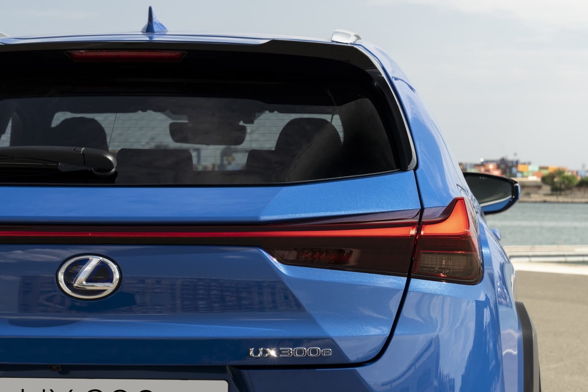 Innovación en el diseño de las luces traseras del Lexus UX híbrido.