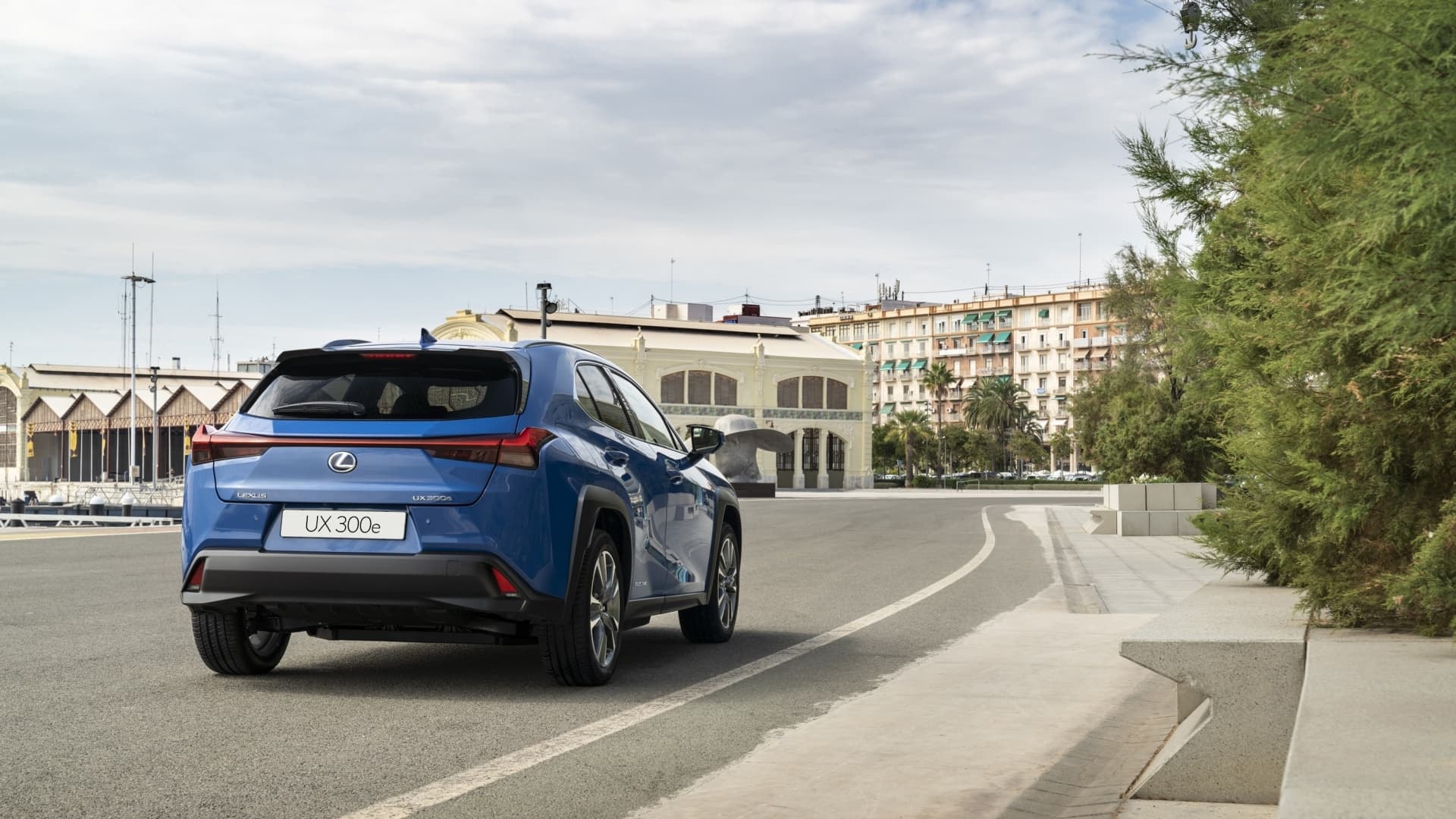 Vista trasera y lateral del Lexus UX en ambiente urbano