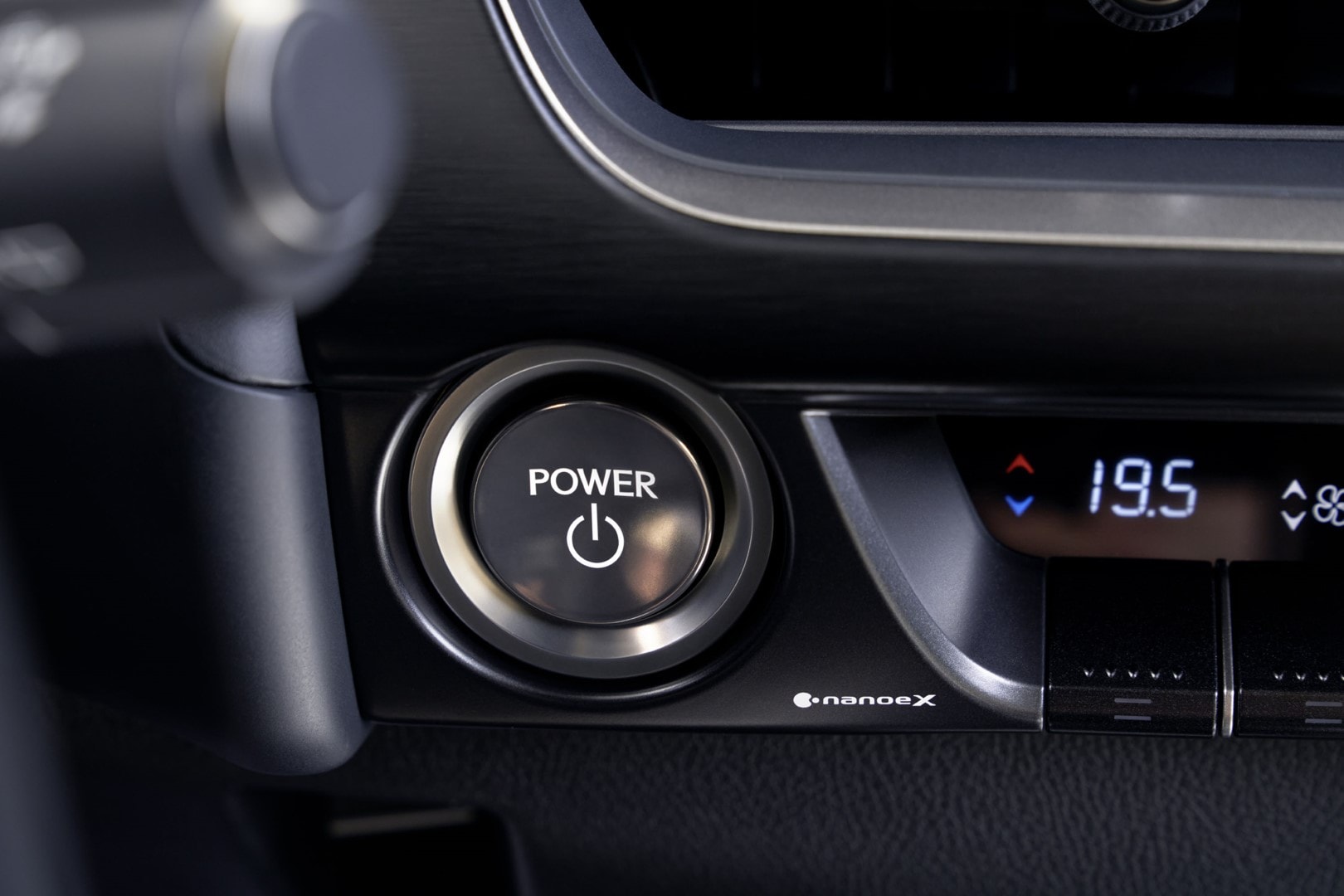 Botón de encendido del Lexus UX300e, simbolizando la arrancada eléctrica y silenciosa.