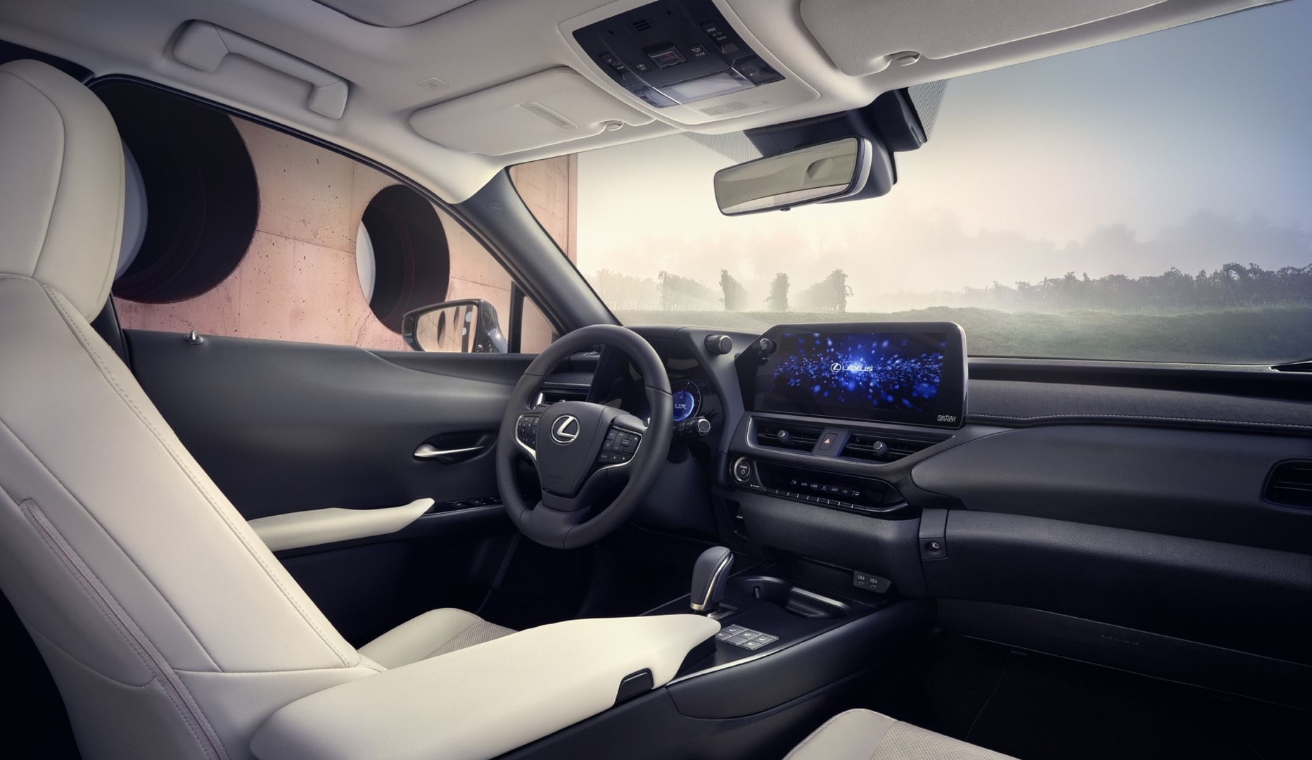 Vista delantera del habitáculo destacando su acabado premium y tecnología avanzada.