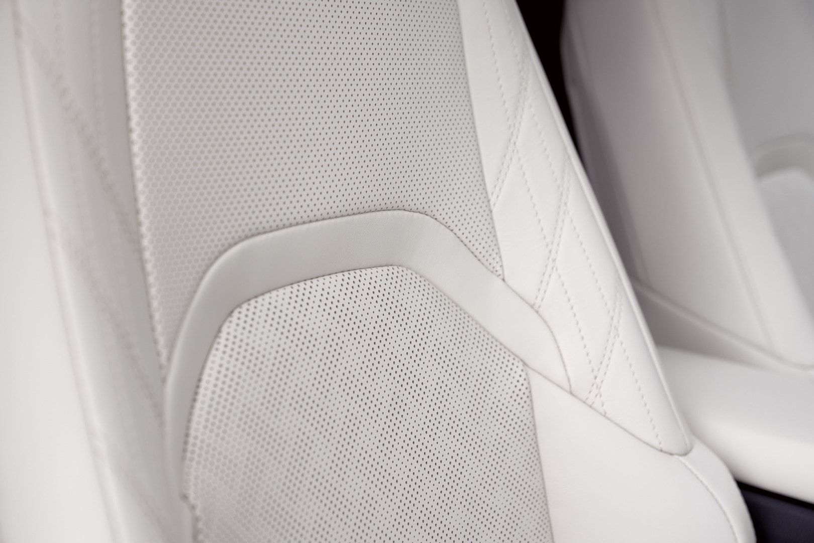 Primer plano de la textura y acabados de los asientos del Lexus UX300e.