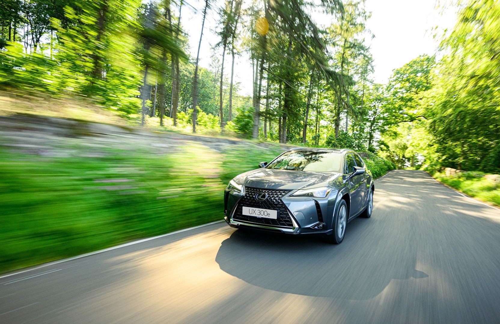 Imagen dinámica del Lexus UX300e mostrando su estilizada estampa frontal en movimiento.