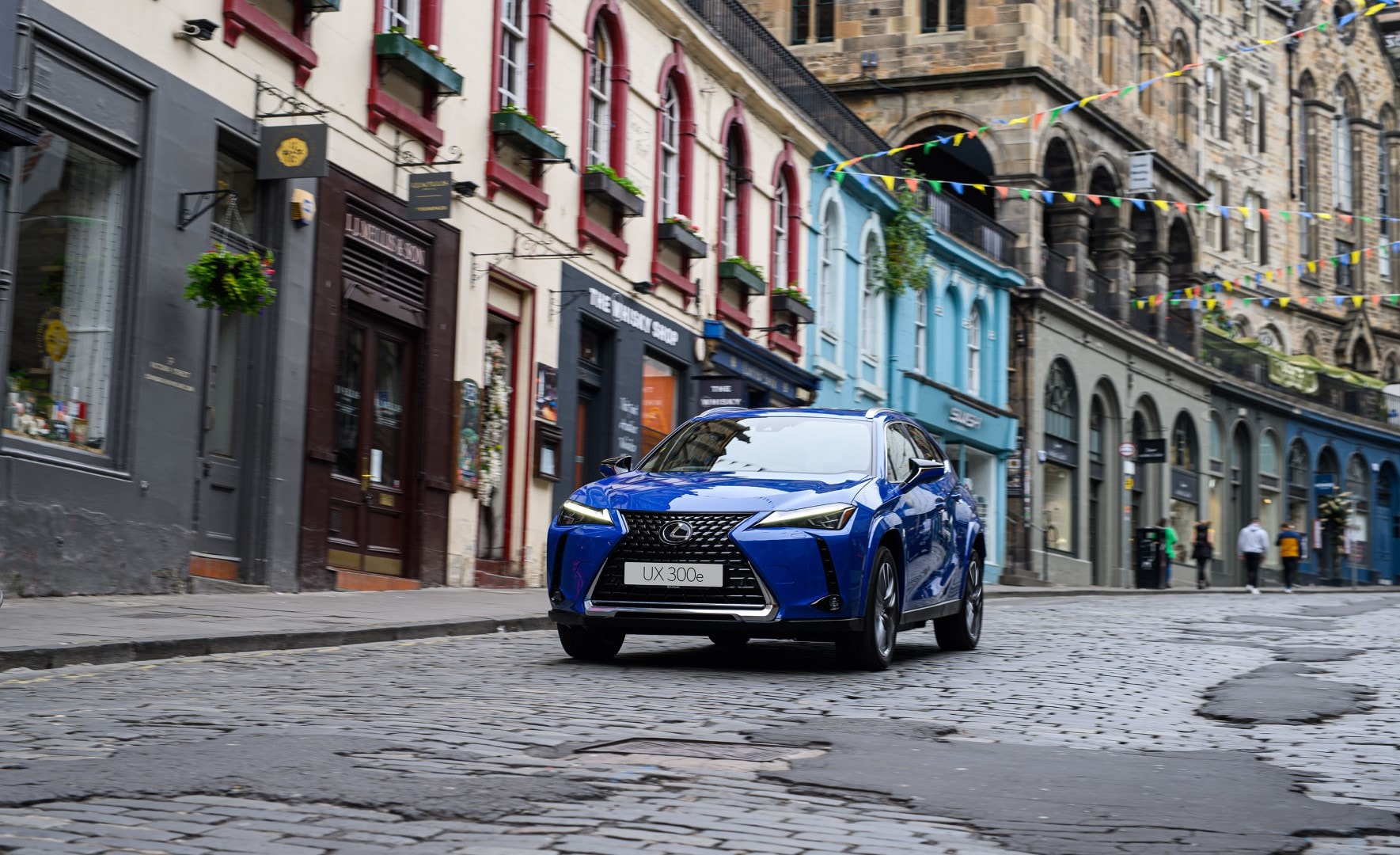 El Lexus UX300e en una calle adoquinada, mostrando la parte delantera.