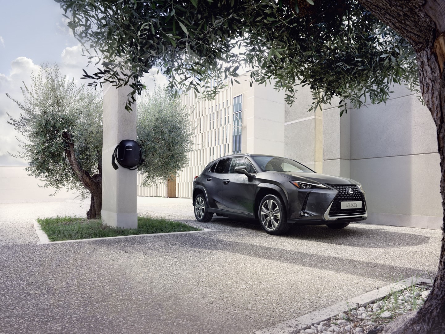El Lexus UX300e aparcado y cargando, subrayando su naturaleza eléctrica.