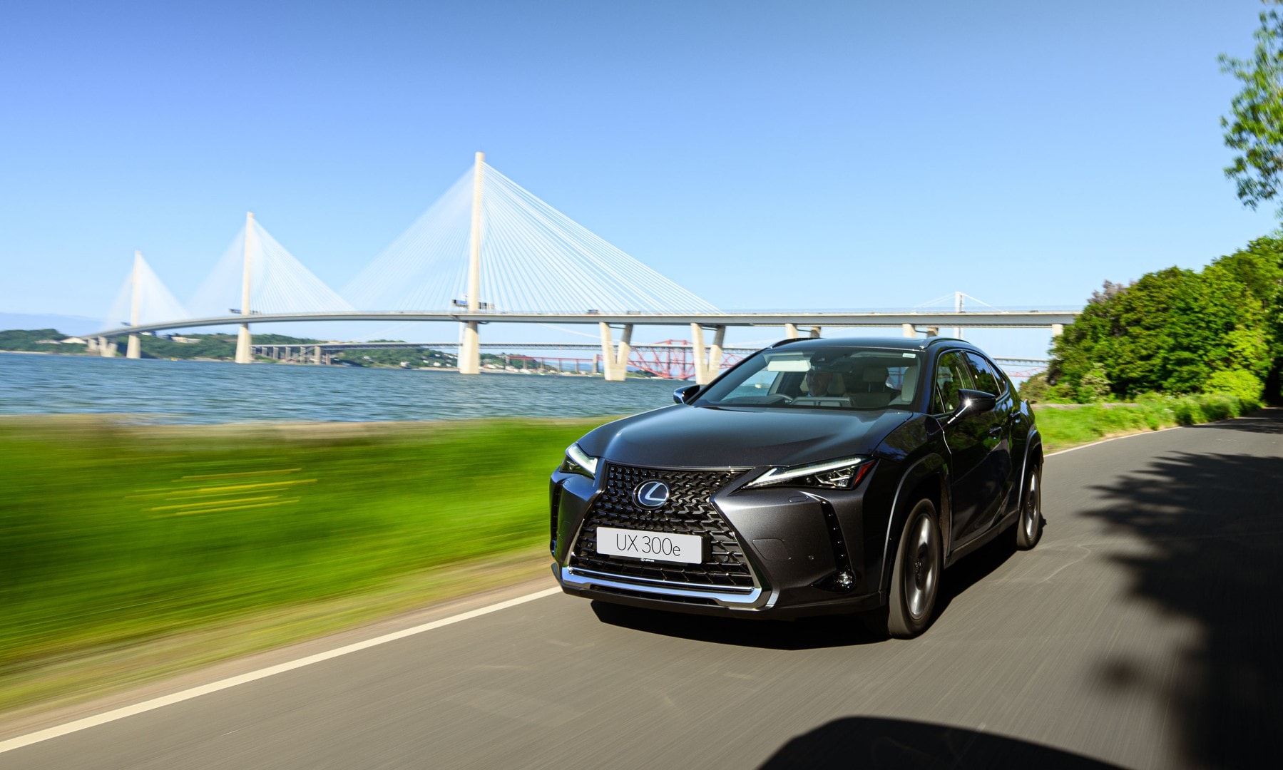 Lexus UX300e en acción, destacando su dinámica y elegante silueta.