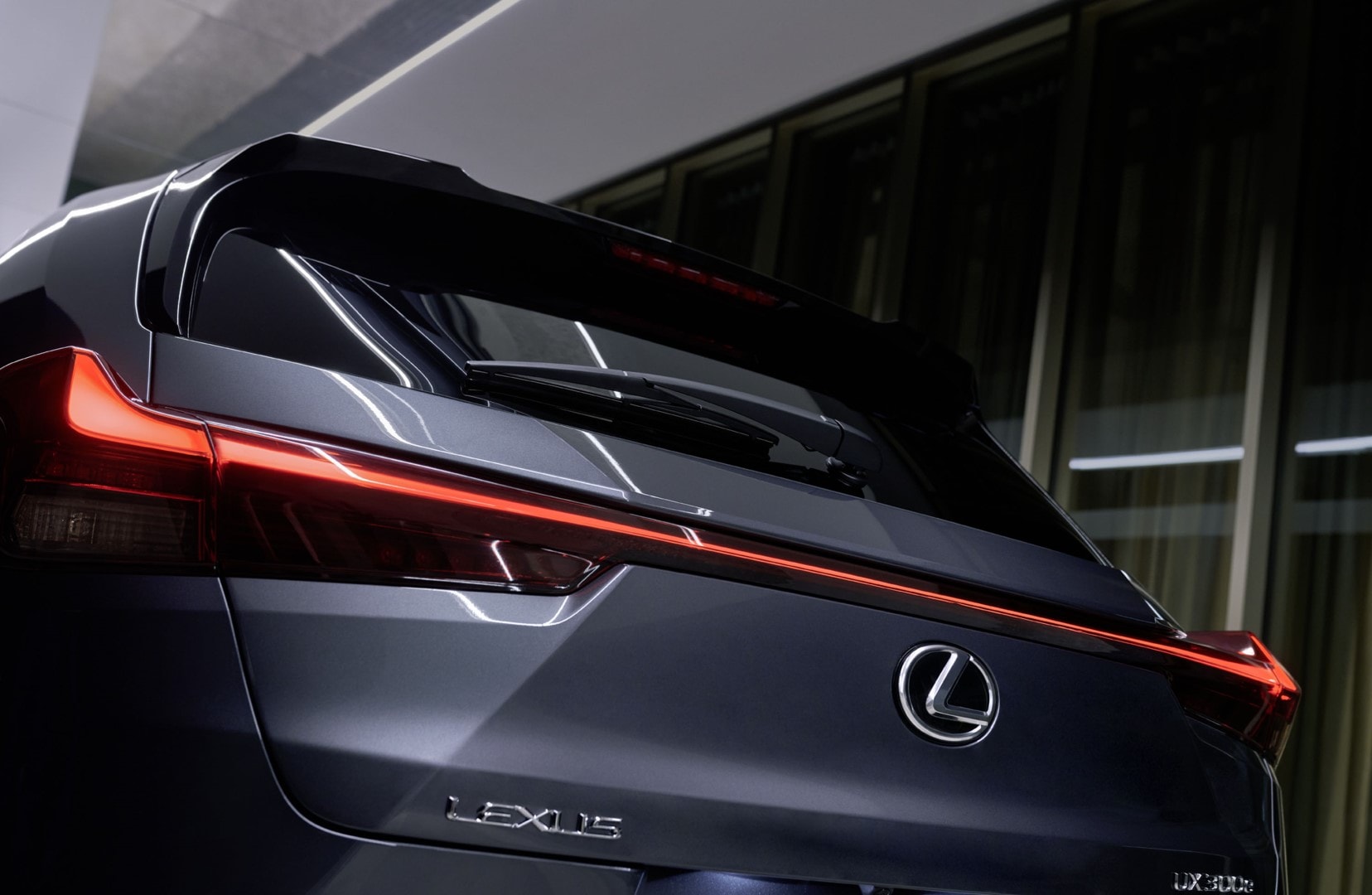 Detalle de las luces traseras LED del Lexus UX300e, reflejo de modernidad y tecnología.