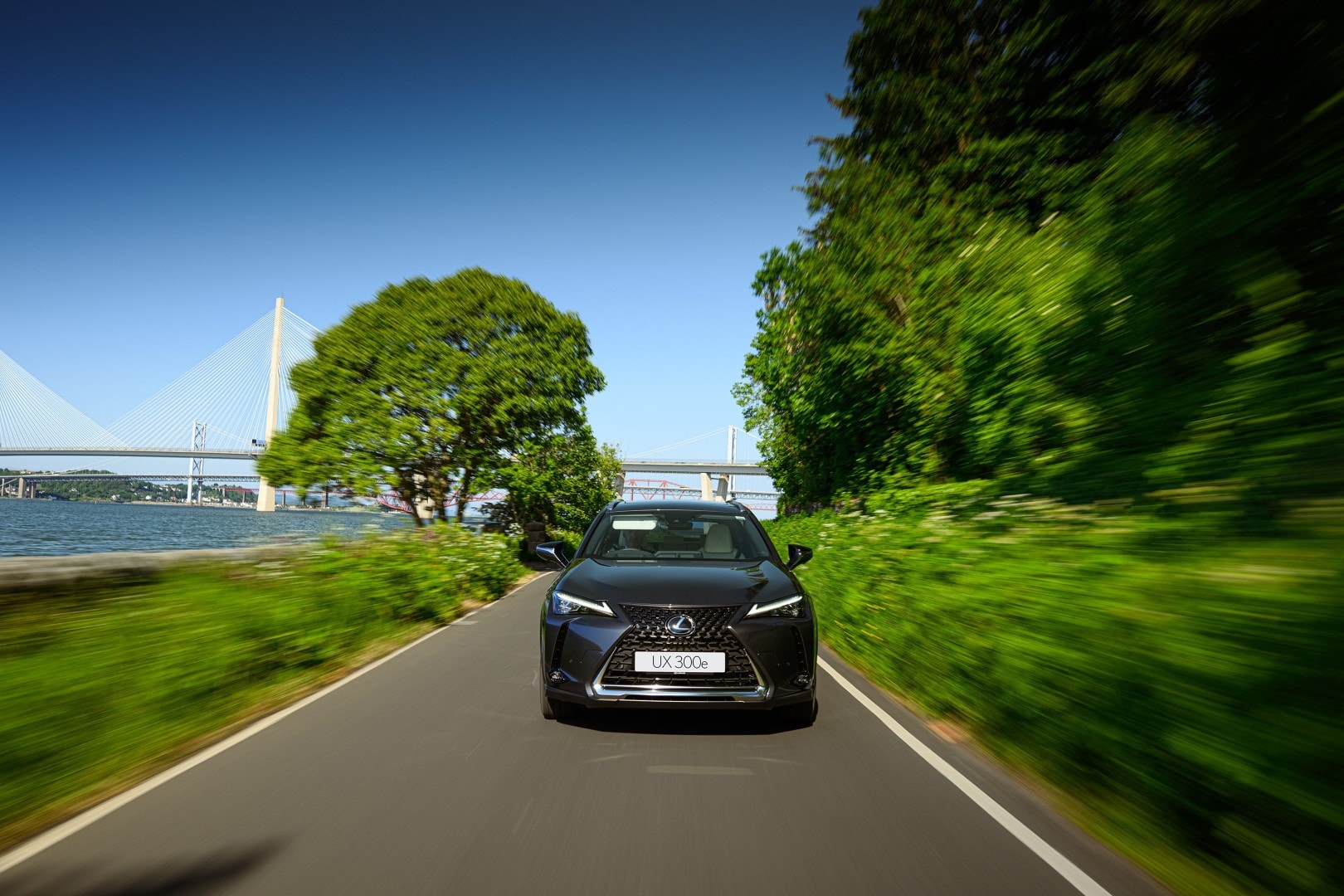 Lexus UX300e eléctrico capturado en pleno dinamismo, con su frontal prominente.